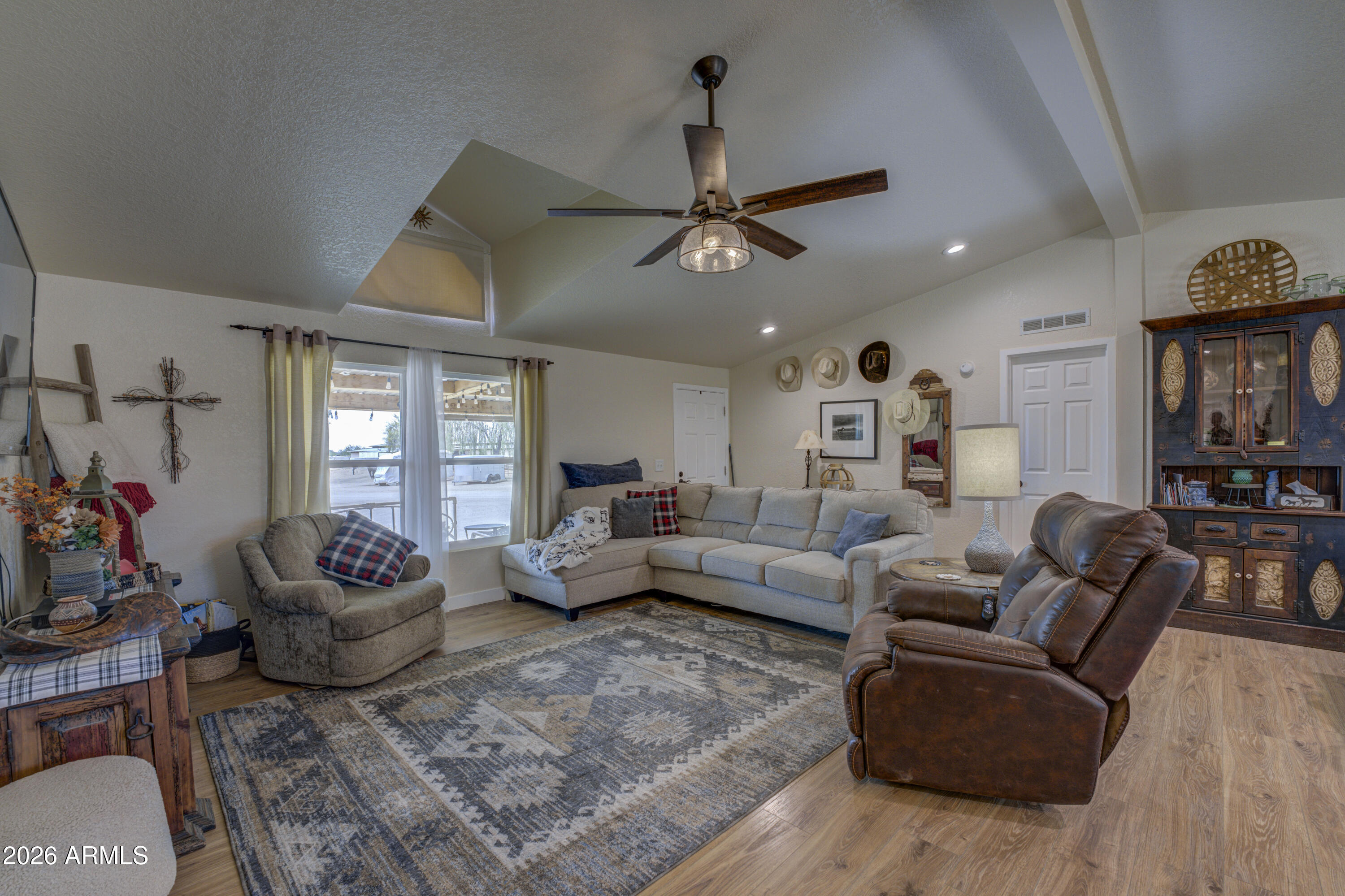 Ag zoned Horse Ranch for ropers. - Residential