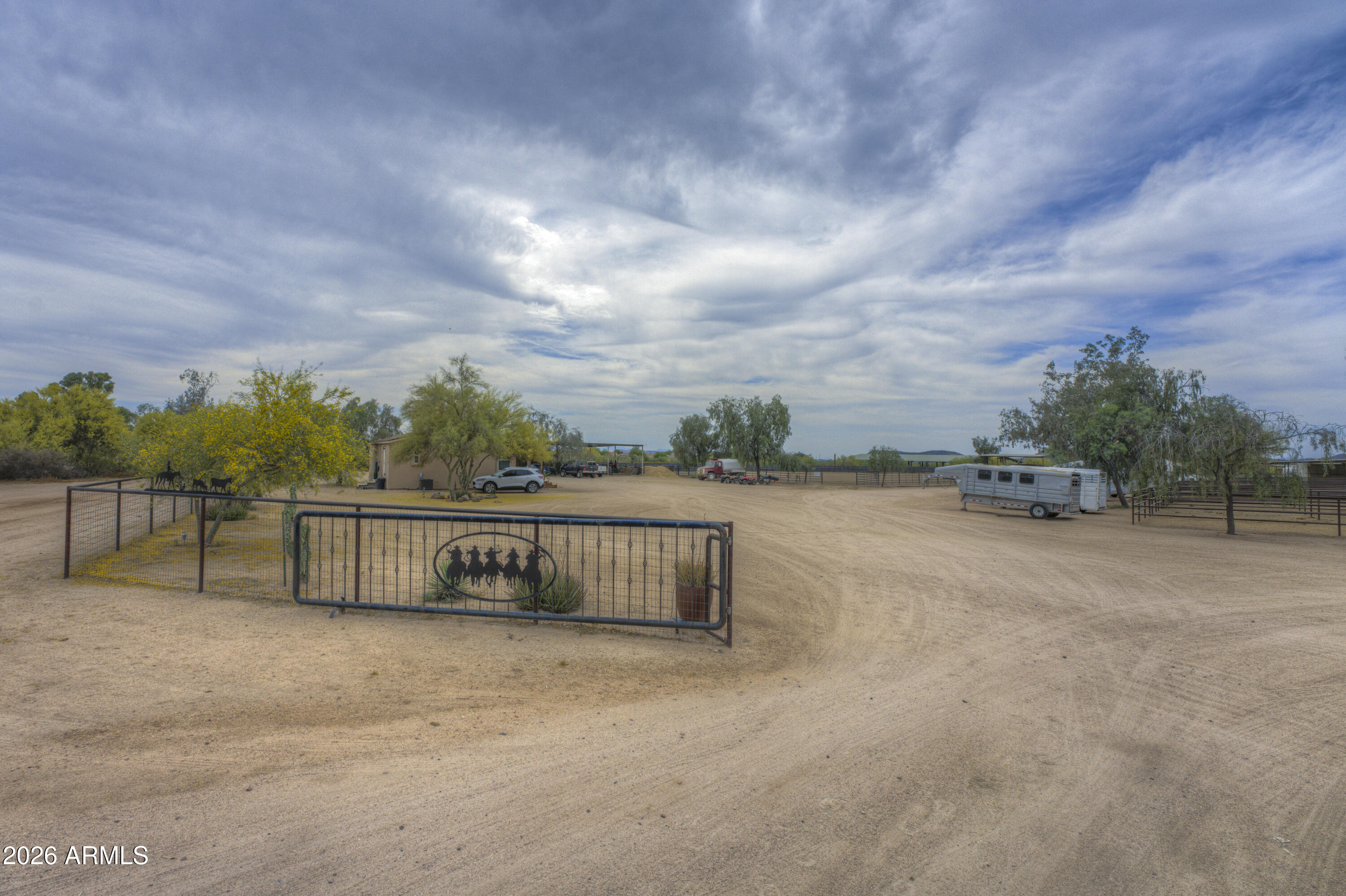 Ag zoned Horse Ranch for ropers. - Residential