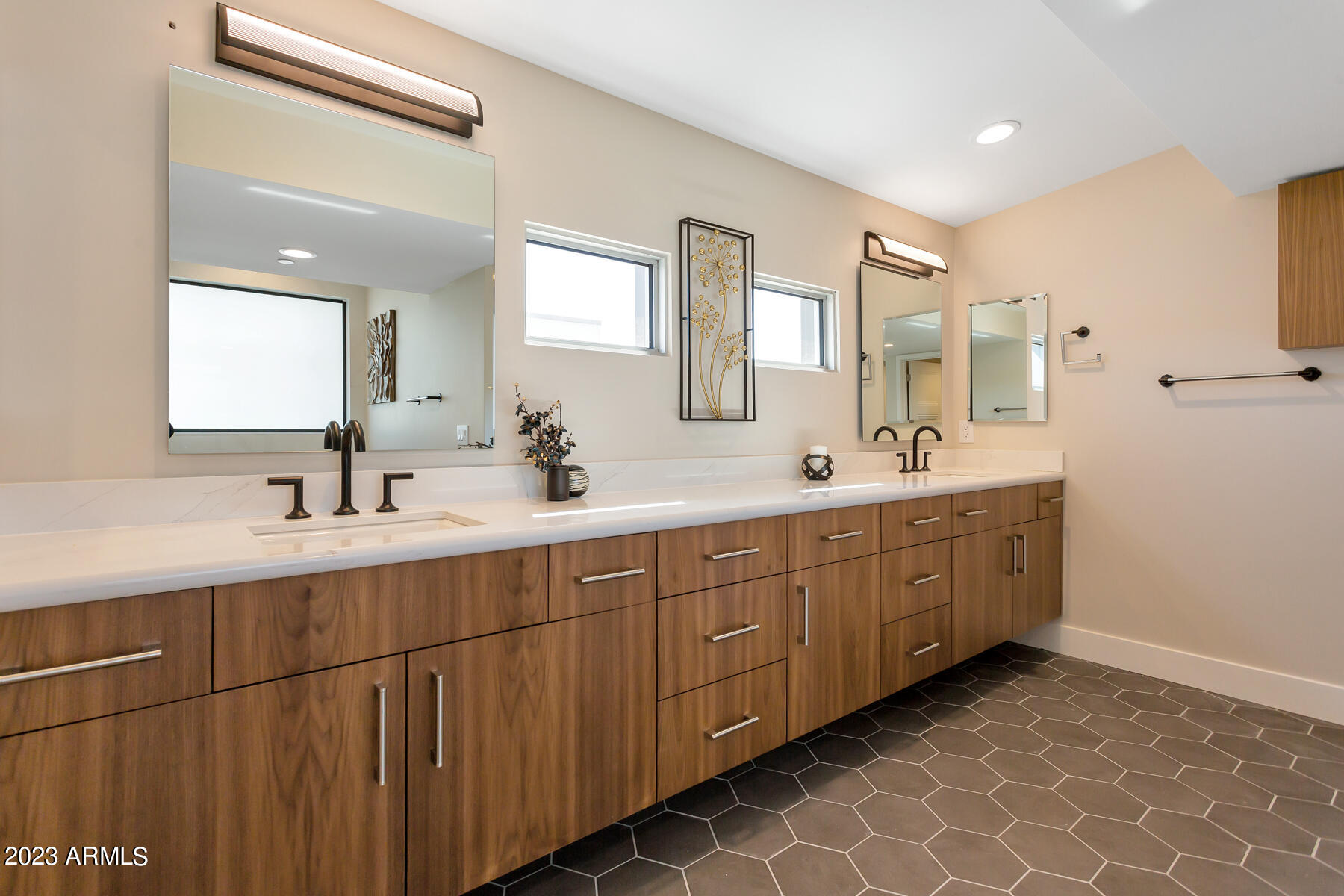 LUXE ON 40TH - Residential Income