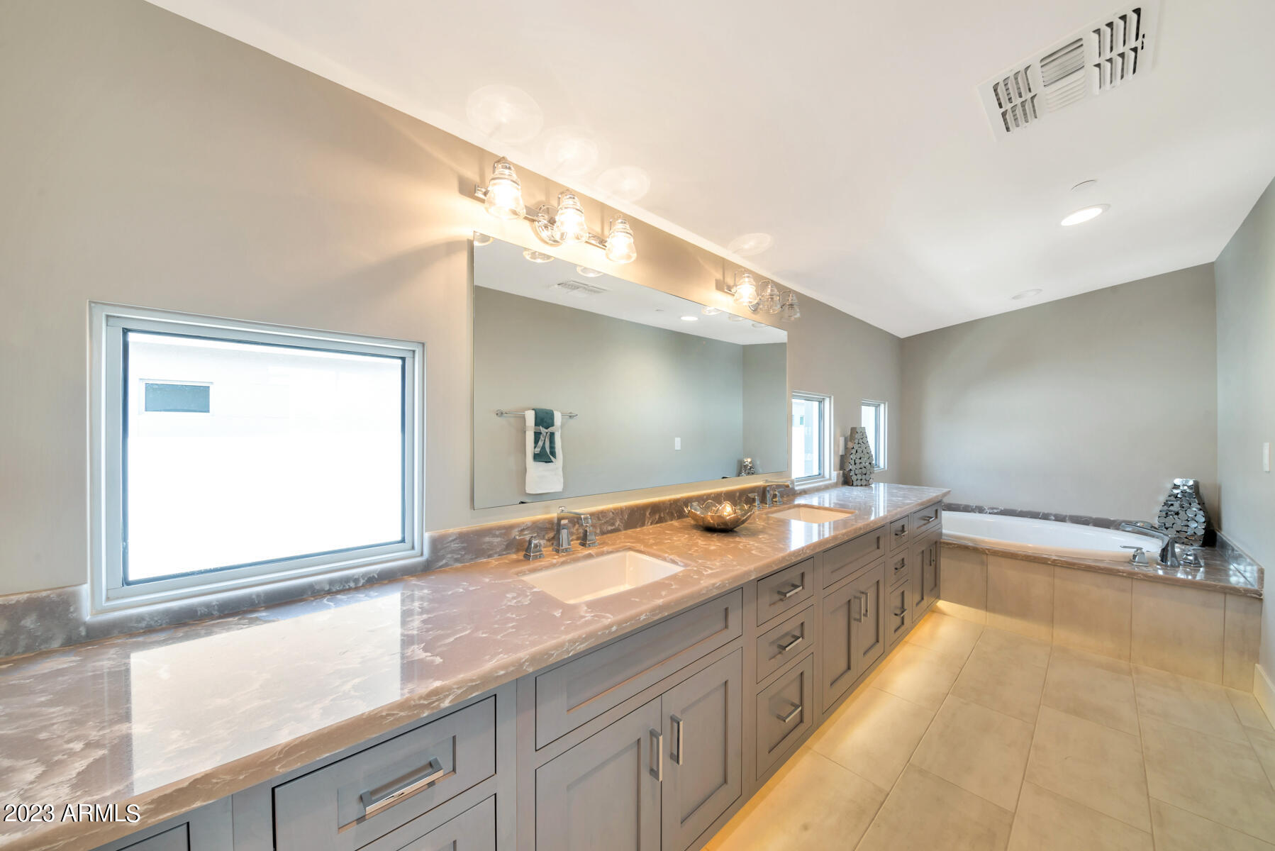 LUXE ON 40TH - Residential Income