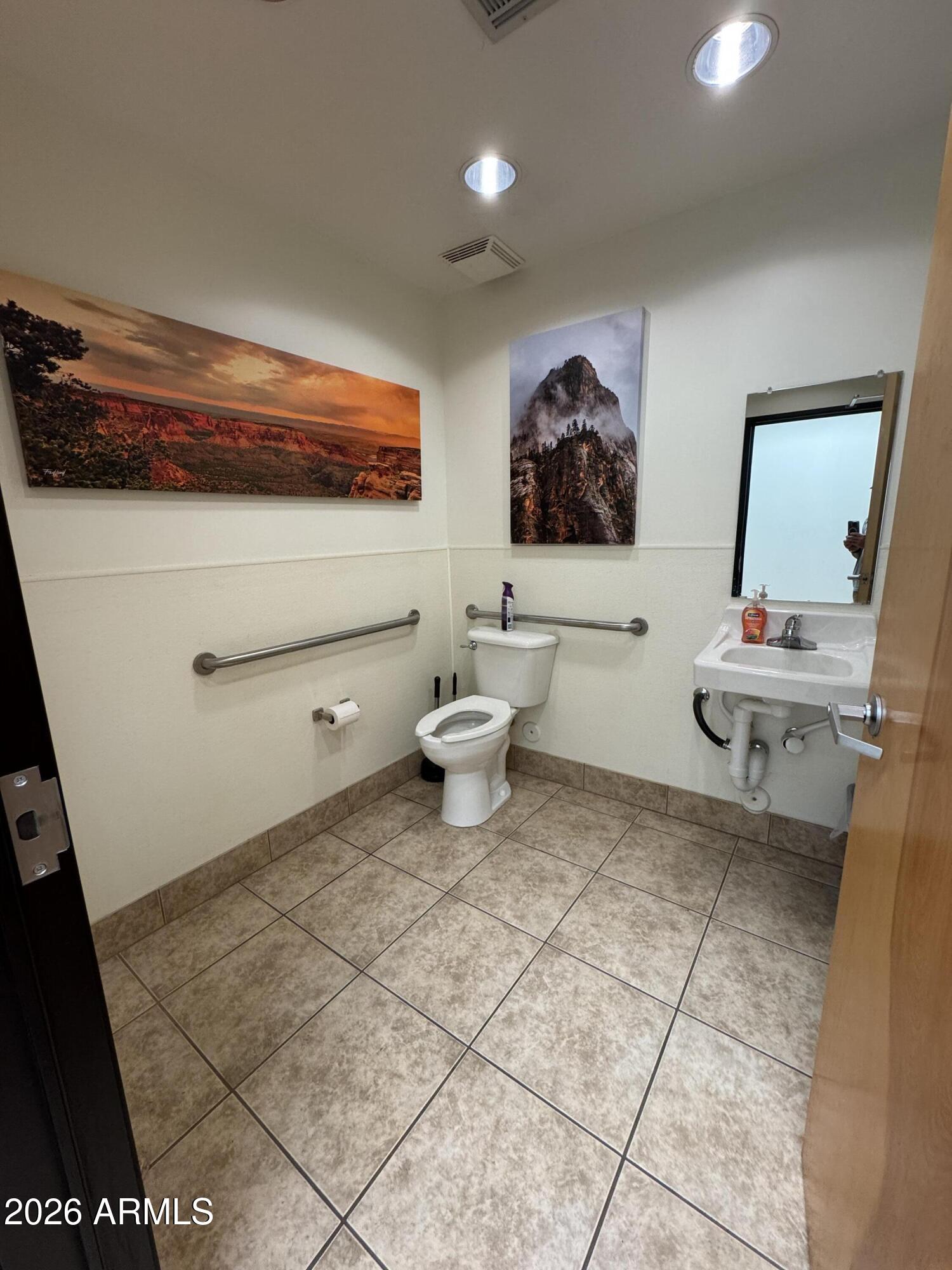 CHANDLER CENTER PAR A-E F1 F2 - Commercial Lease