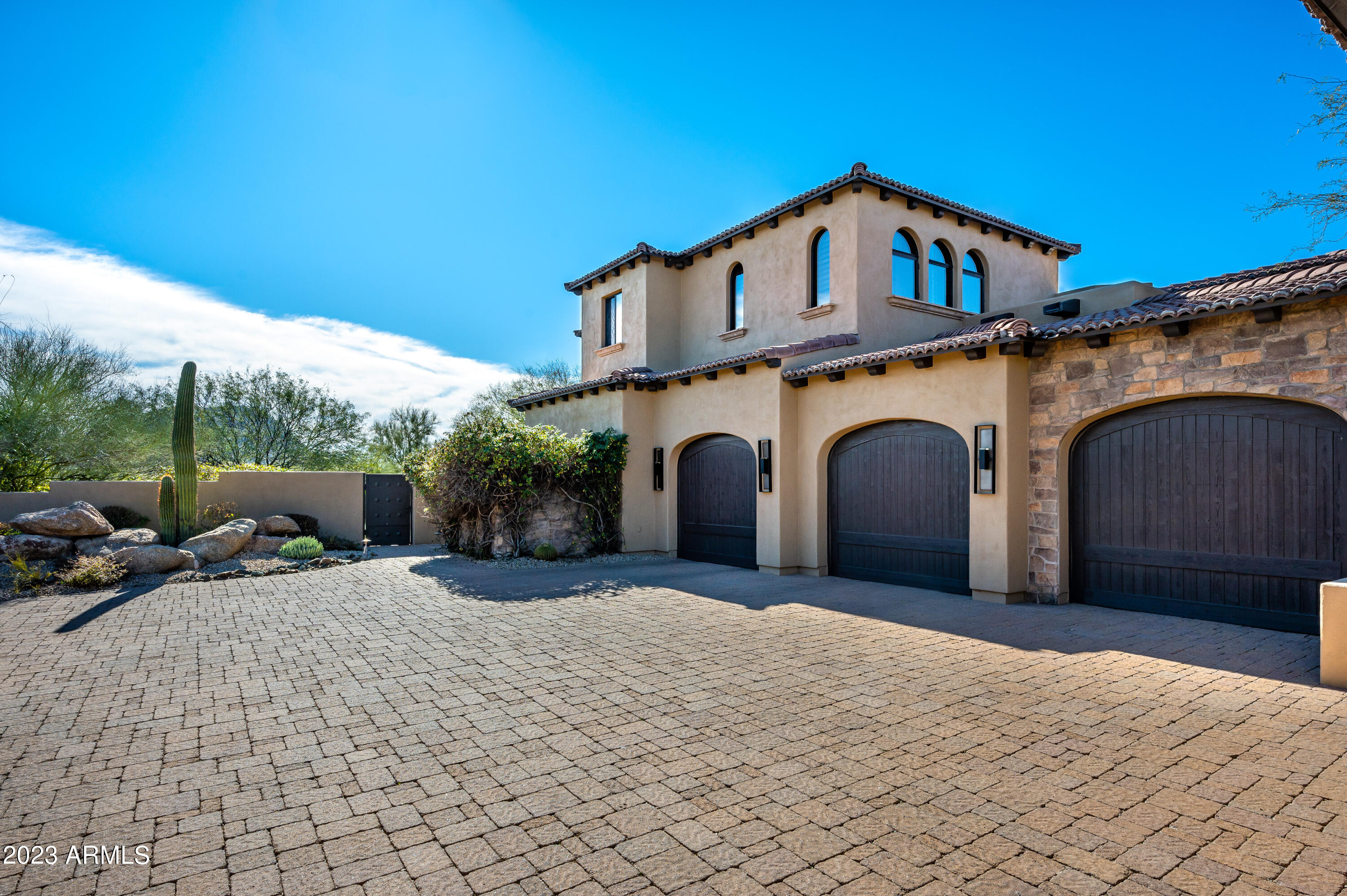 PINNACLE CANYON - Residential
