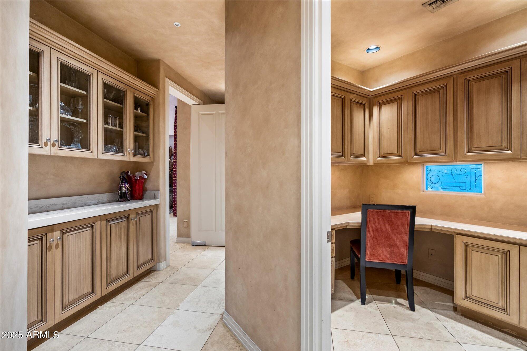 Equestrian Manor. - Residential