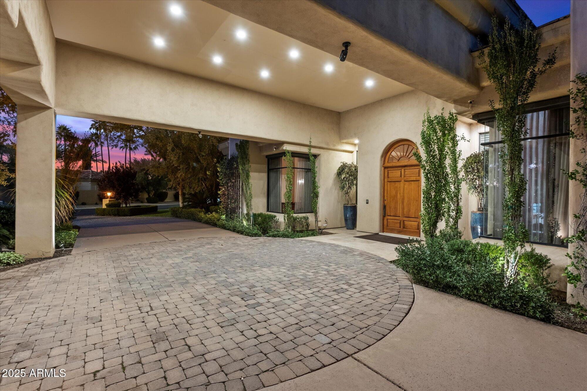 Equestrian Manor. - Residential