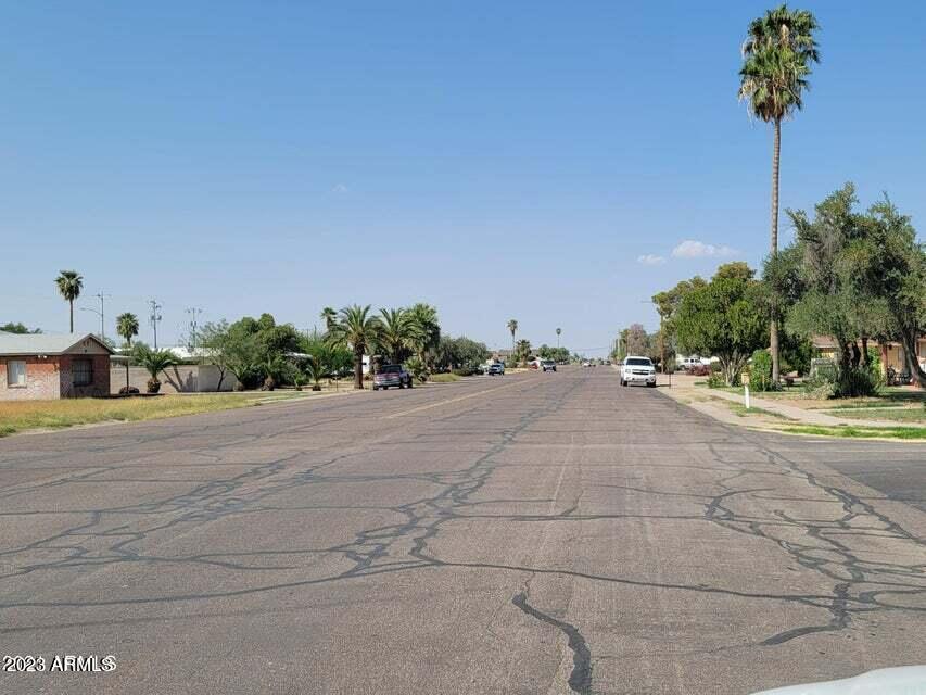 🏗️ Ready-to-Build Lots in Eloy, AZ!
Take the guesswork out of building—these prime lots in Eloy are construction-ready with water and electricity already at the property line. No delays, no hassle—just bring your plans and start building! Whether you're a developer, investor, or future homeowner, this is your opportunity to secure land that's prepped and ready for your vision. Located in a growing community with easy access to major highways, these lots are a smart move for anyone looking to build now. 🌵 Don't wait—ready-to-build lots with utilities in place are hard to come by!