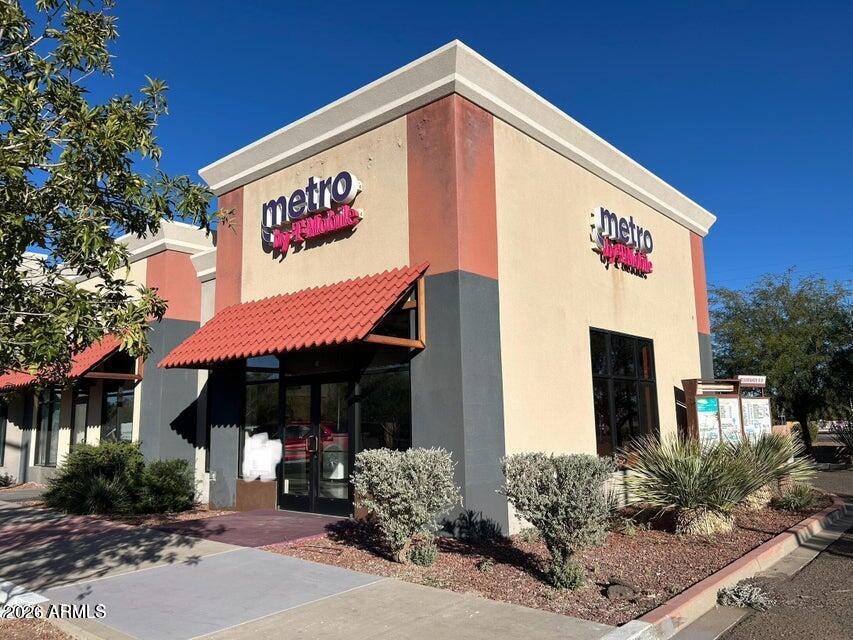 Location is key with this property. Middle of the main commercial area in Douglas AZ, in the vicinity of the border town of Agua Prieta MEX. This property was set up before as a cell phone store, this property has the potential you need for your business.