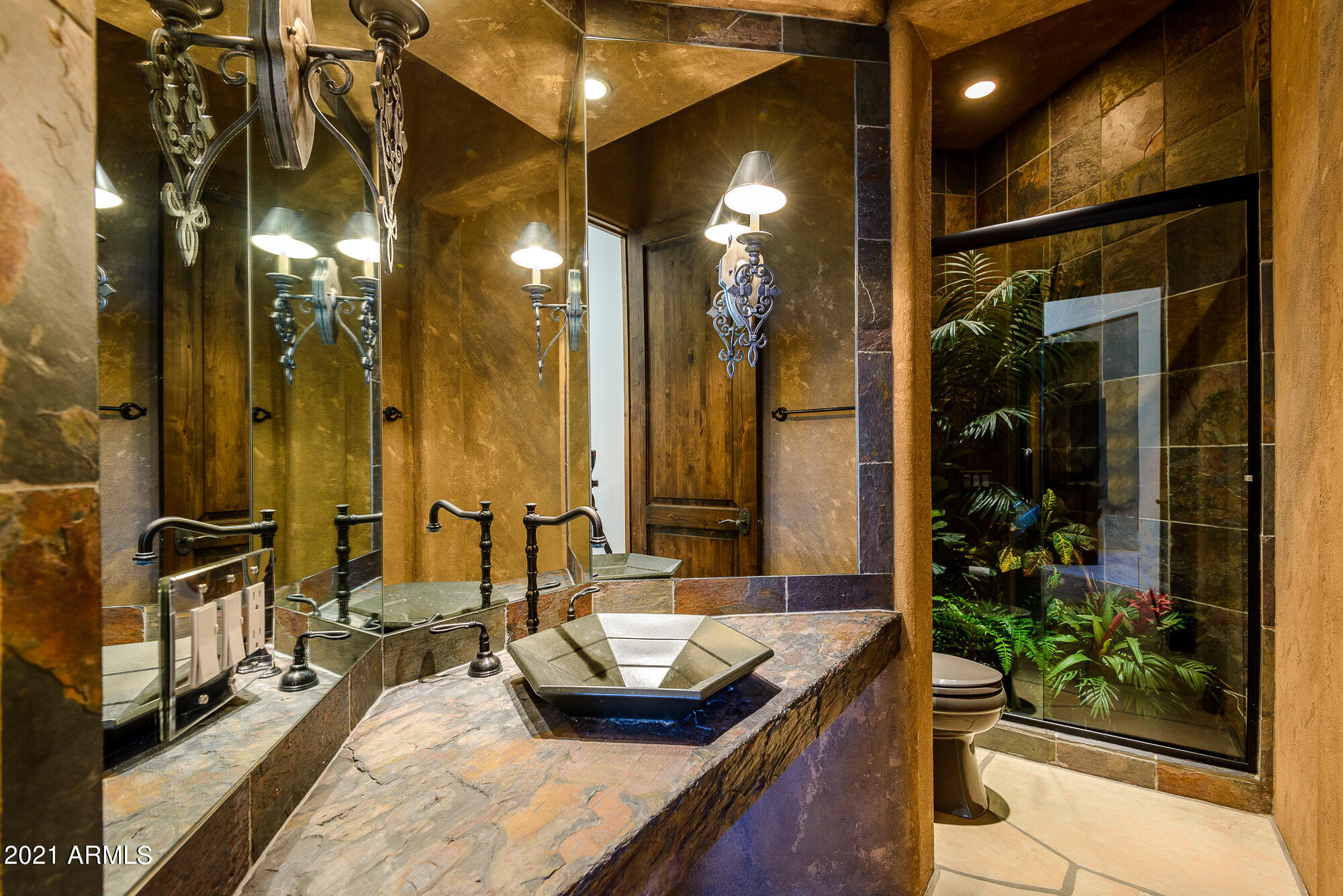 HIDDEN PARADISE - Residential