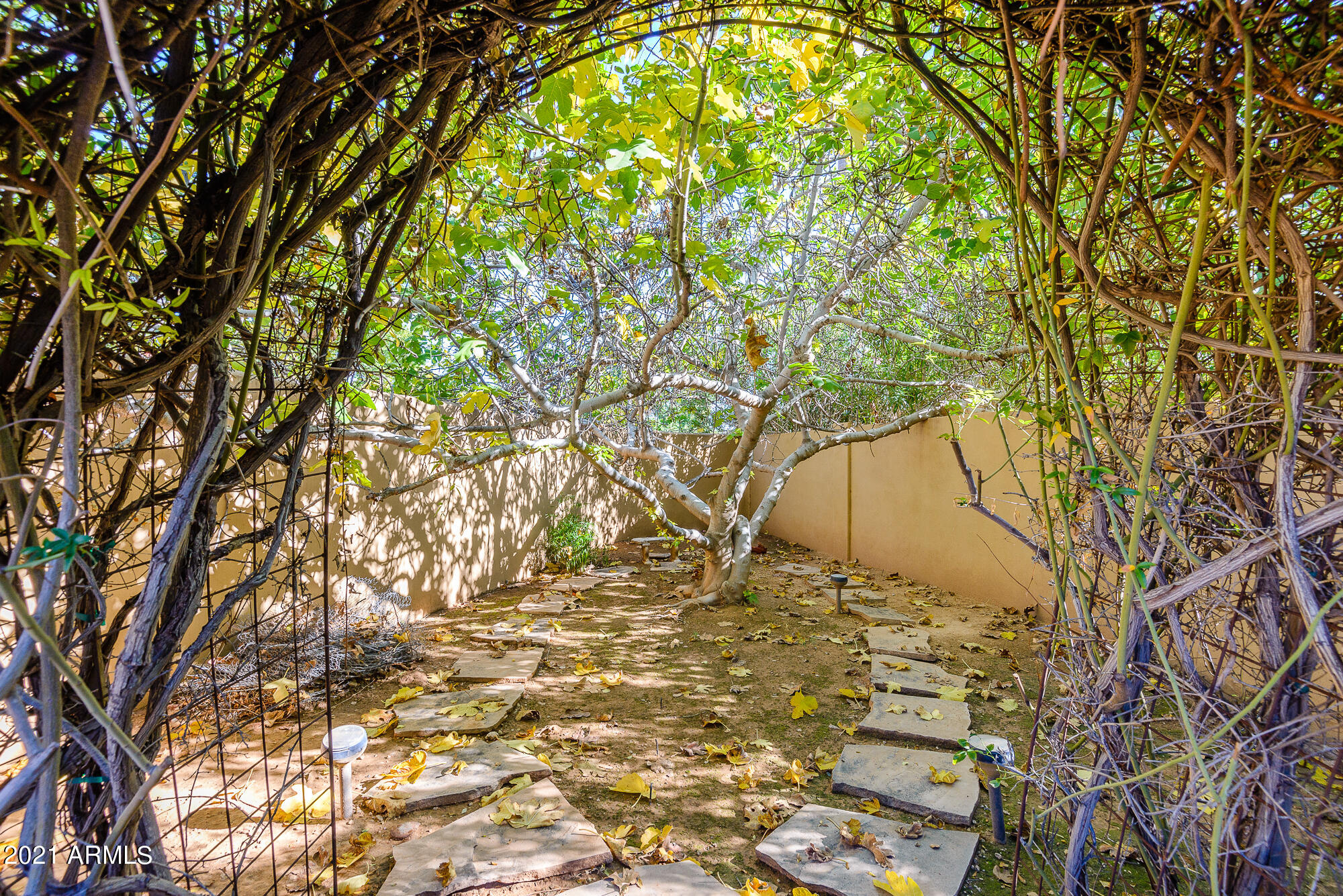 HIDDEN PARADISE - Residential