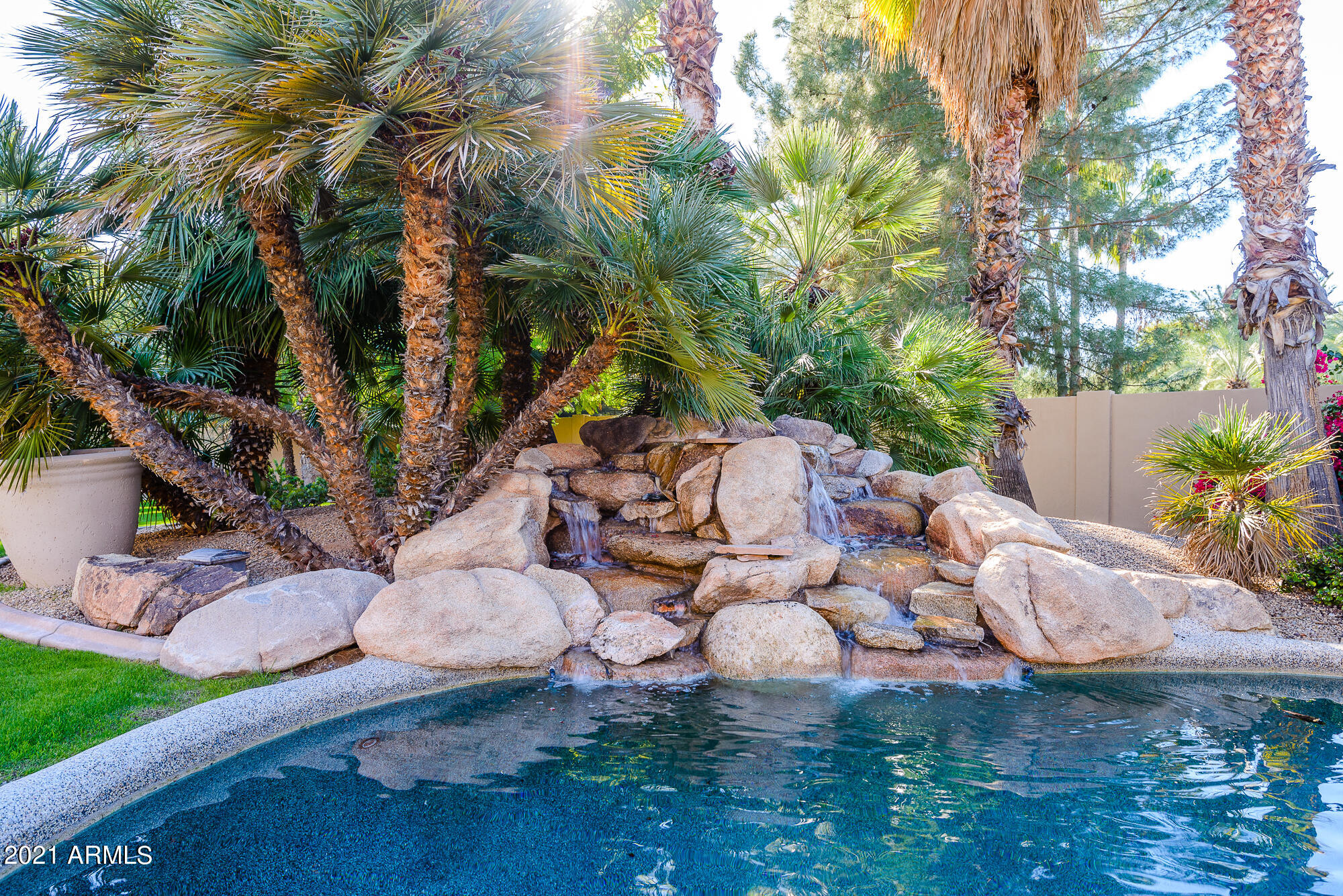 HIDDEN PARADISE - Residential