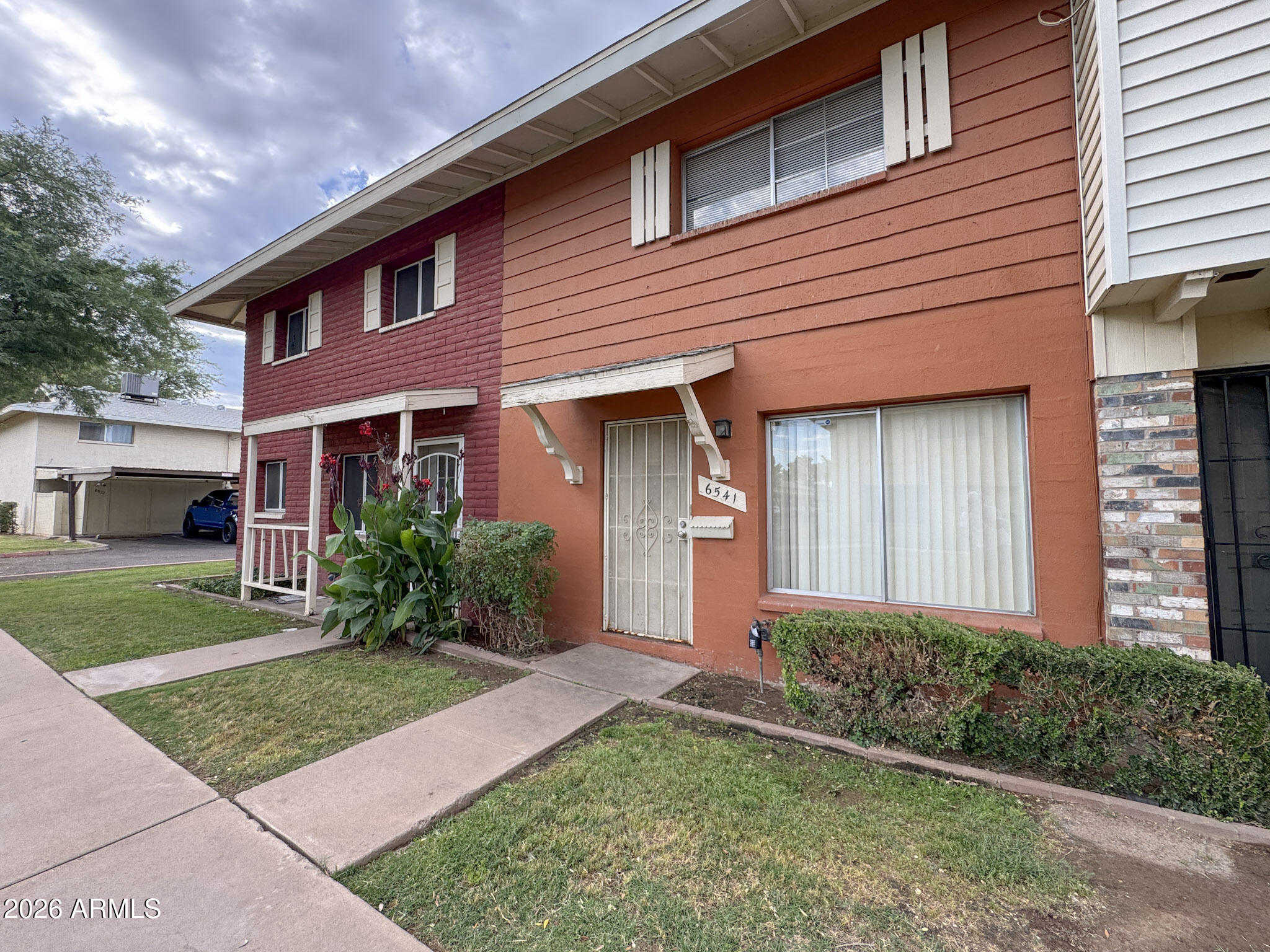 WEST PLAZA TOWNHOUSE - Residential