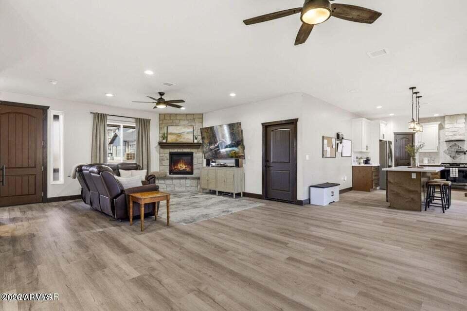 WHISPERING TRAILS UNIT 1 - Residential