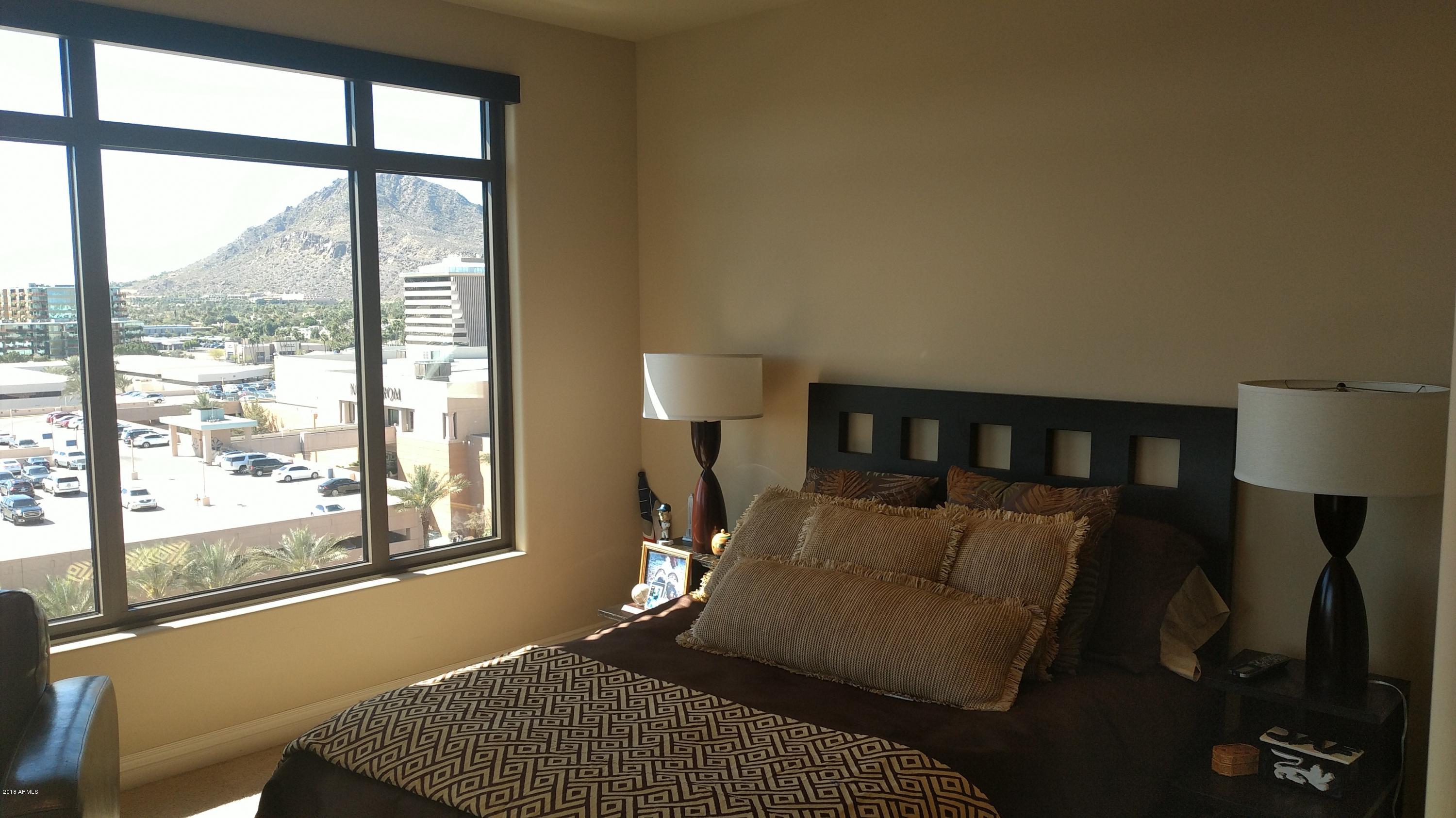 SCOTTSDALE WATERFRONT - Residential