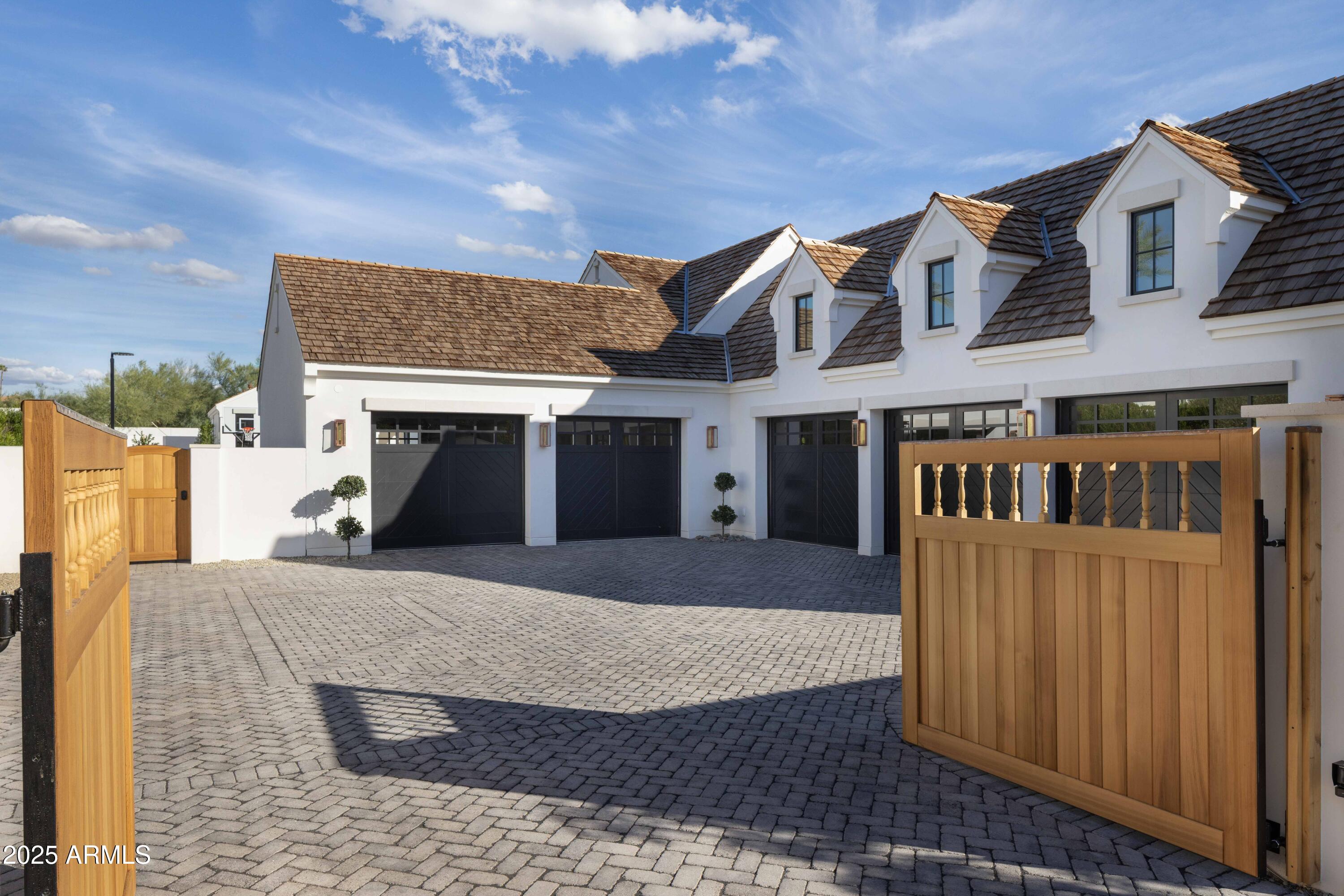 STANFORD COURT - Residential