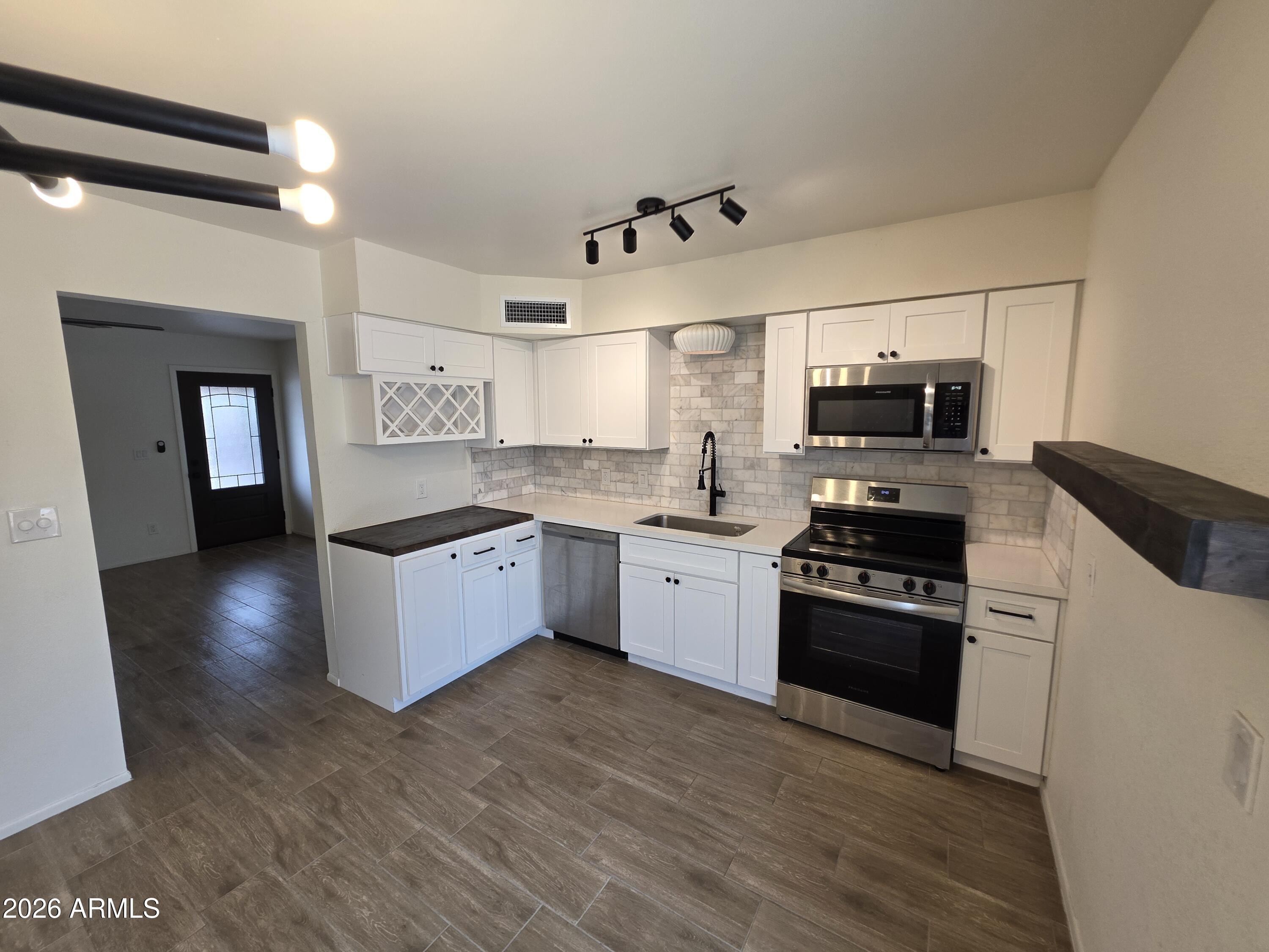 PARADISE VALLEY MANOR 3-B - Residential Lease