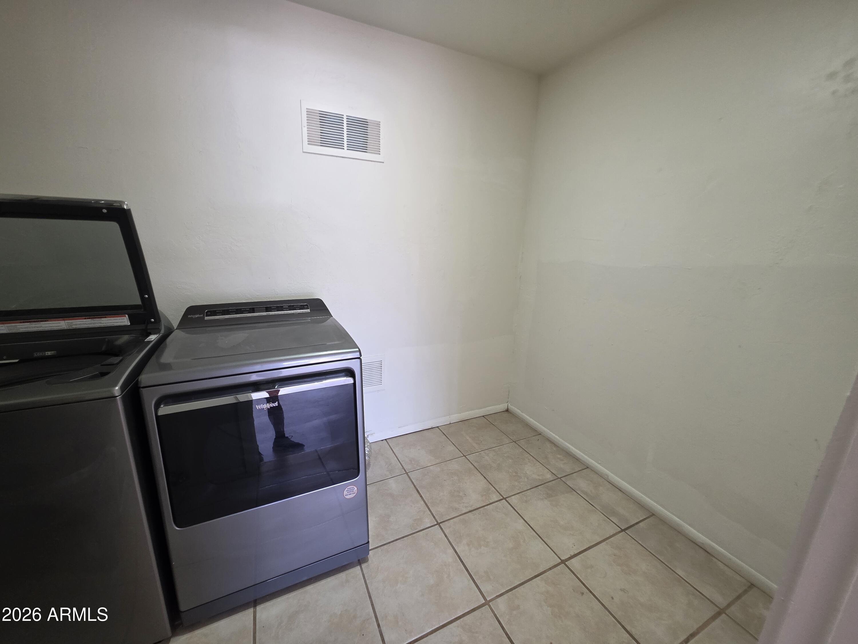 PARADISE VALLEY MANOR 3-B - Residential Lease
