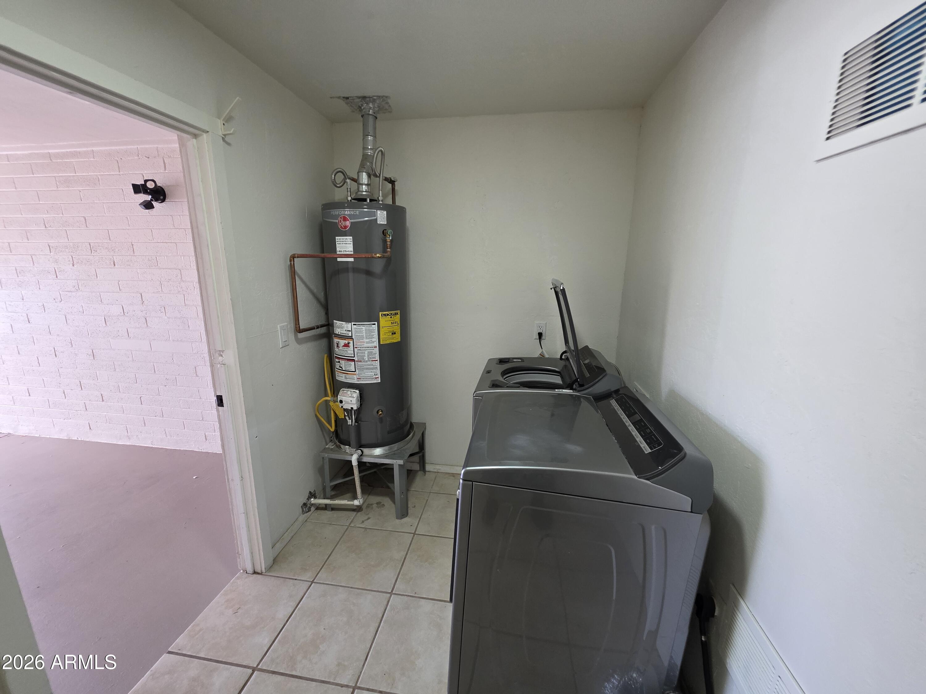 PARADISE VALLEY MANOR 3-B - Residential Lease