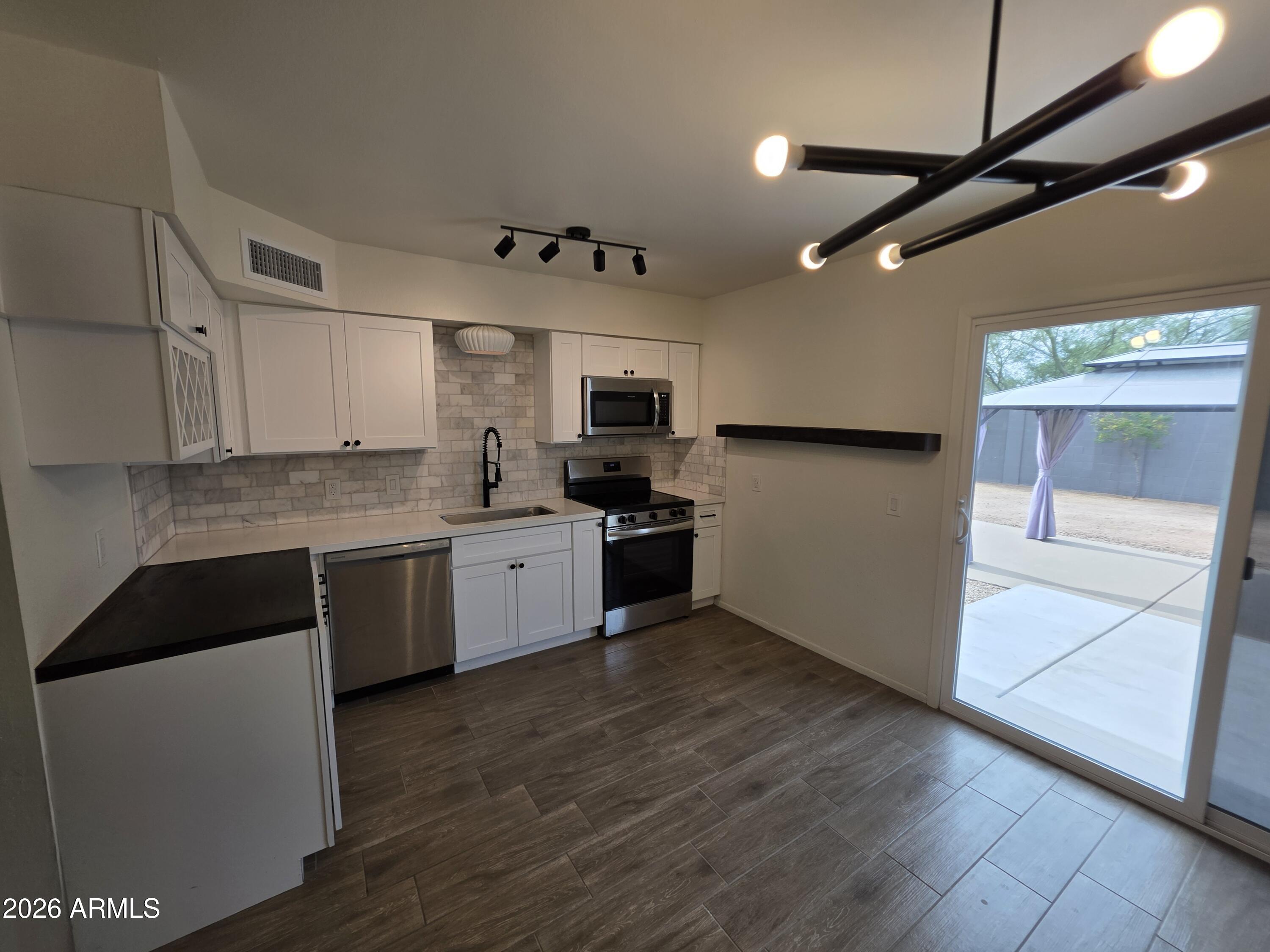 PARADISE VALLEY MANOR 3-B - Residential Lease