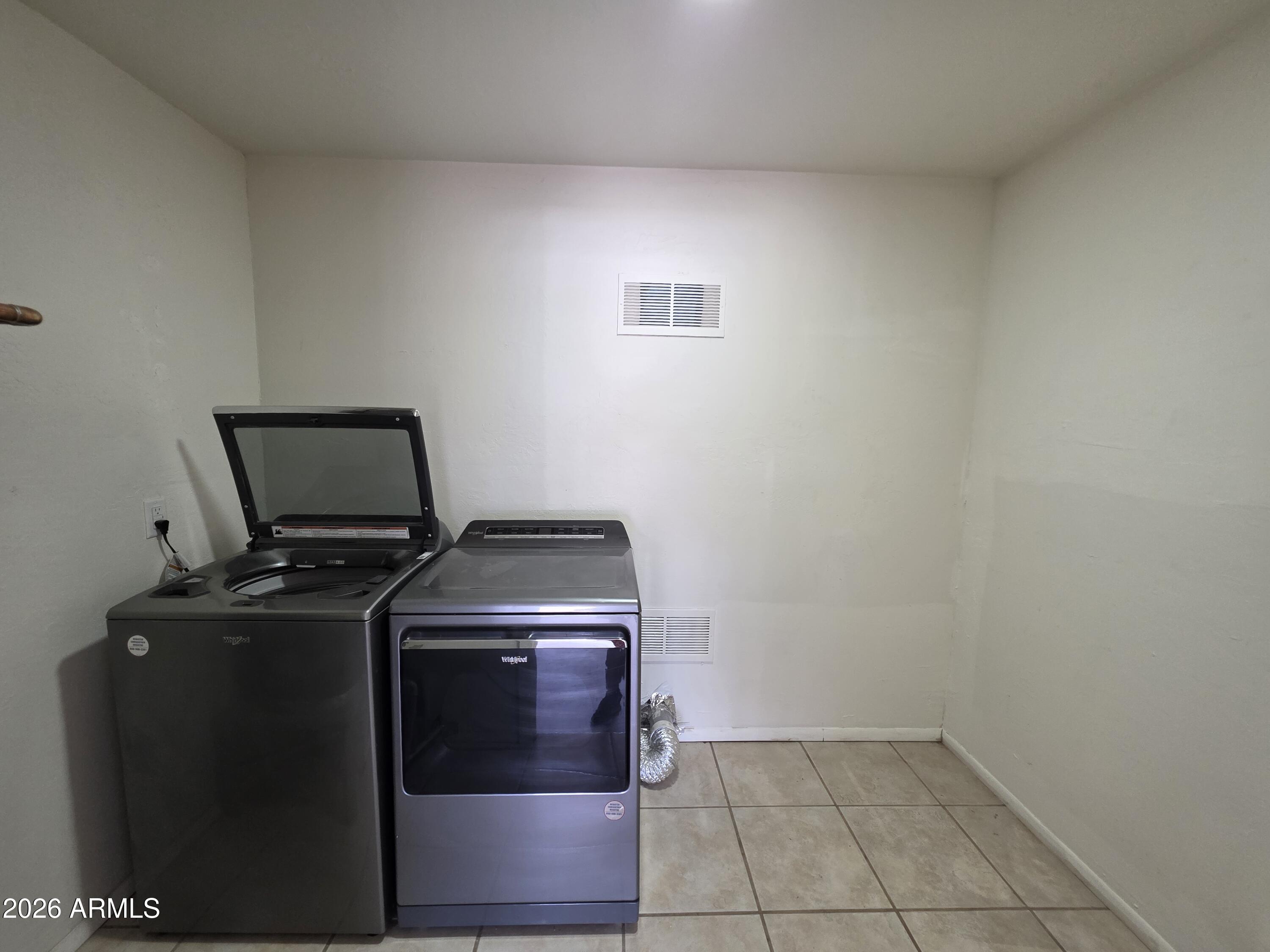 PARADISE VALLEY MANOR 3-B - Residential Lease