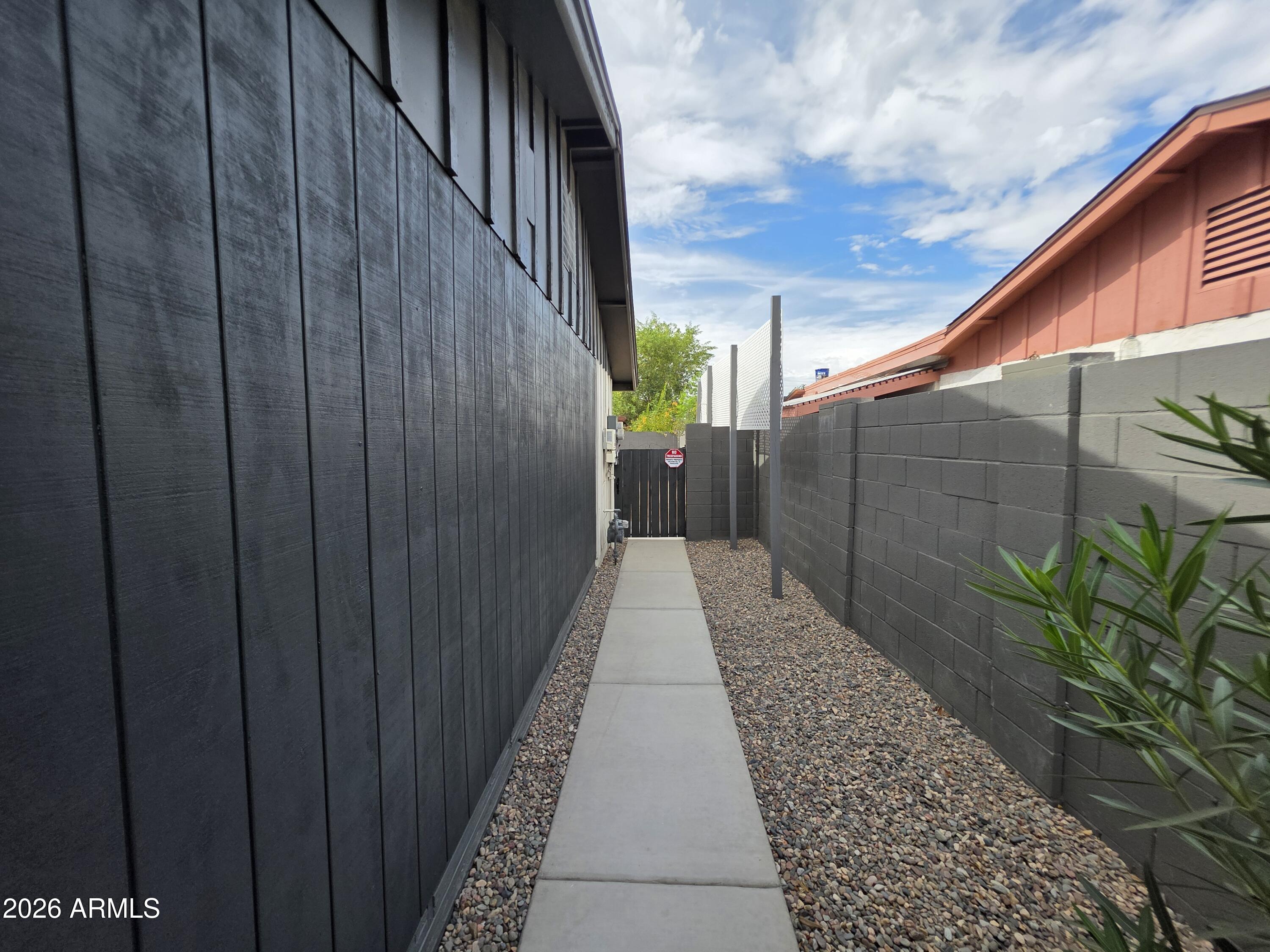 PARADISE VALLEY MANOR 3-B - Residential Lease