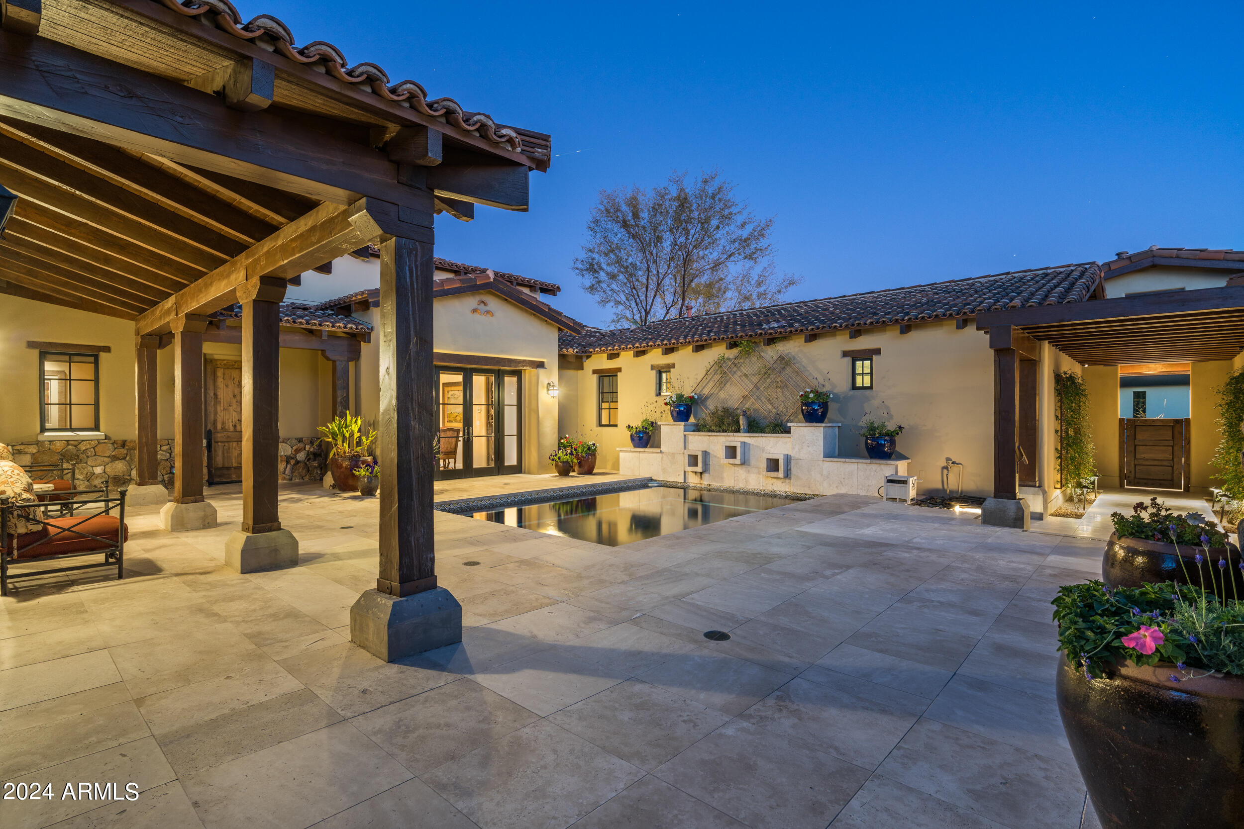 WHISPER ROCK - Residential
