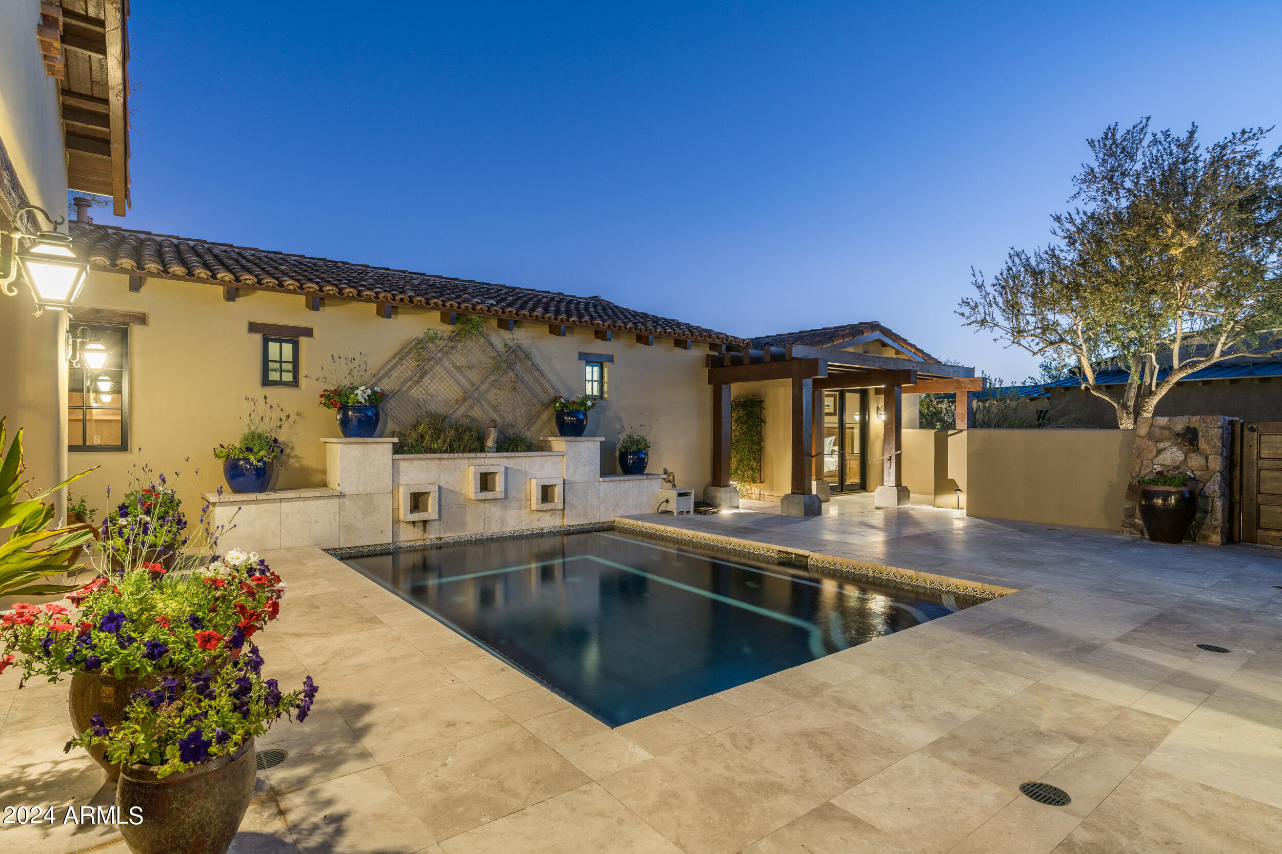 WHISPER ROCK - Residential