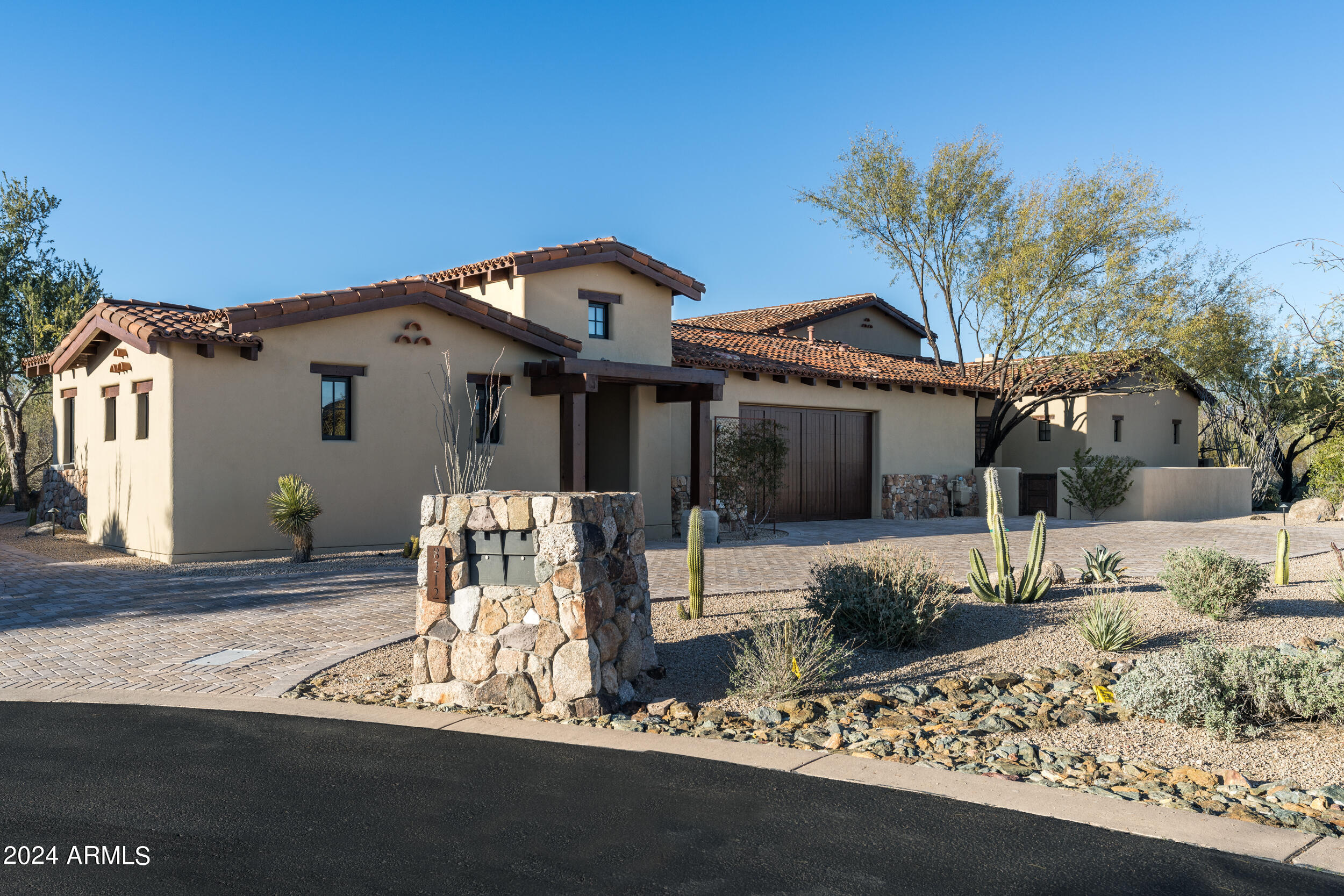 WHISPER ROCK - Residential