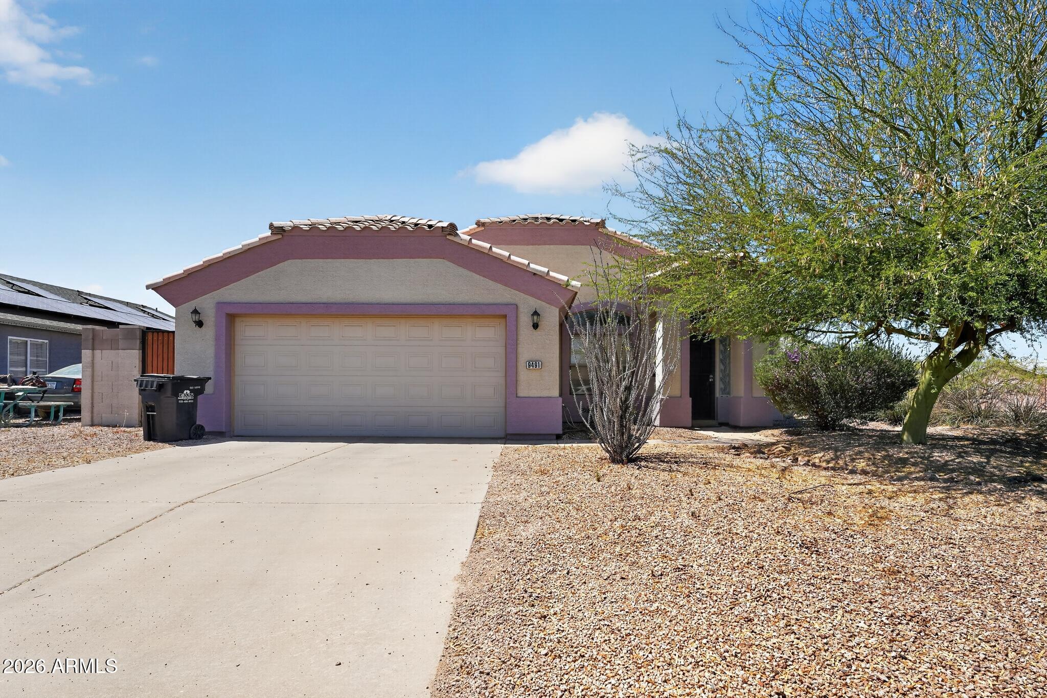 Amazing opportunity! Come check out this low-maintenance, 3 bed, 2 bath home that checks all your boxes. Split floor plan with vaulted ceilings, full kitchen with stainless steel appliances, and more. Just needs a little bit of cleaning up and its like new! With easy access to its surrounding areas, this home truly is ready for its new owner!