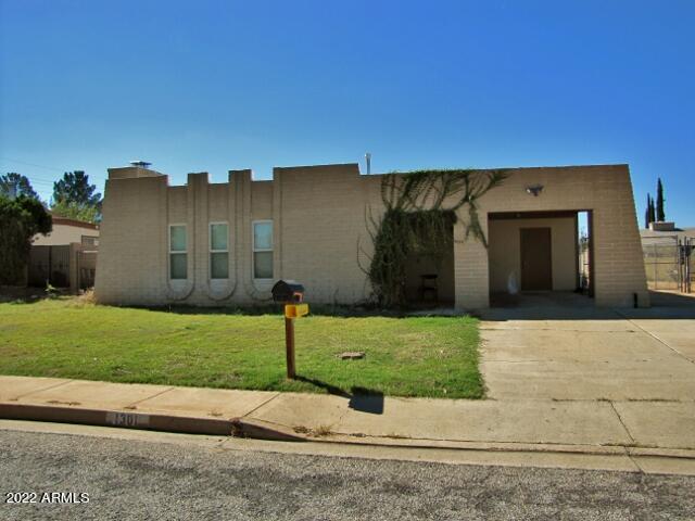 This charming 3BR/2BA/1CP, 1708 sq.ft. home is centrally located in Sierra Vista, AZ minutes from Ft. Huachuca, shopping & schools. The floor plan includes 2 living areas, central A/C, upgraded kitchen appliances and a large fenced back yard. Call today.