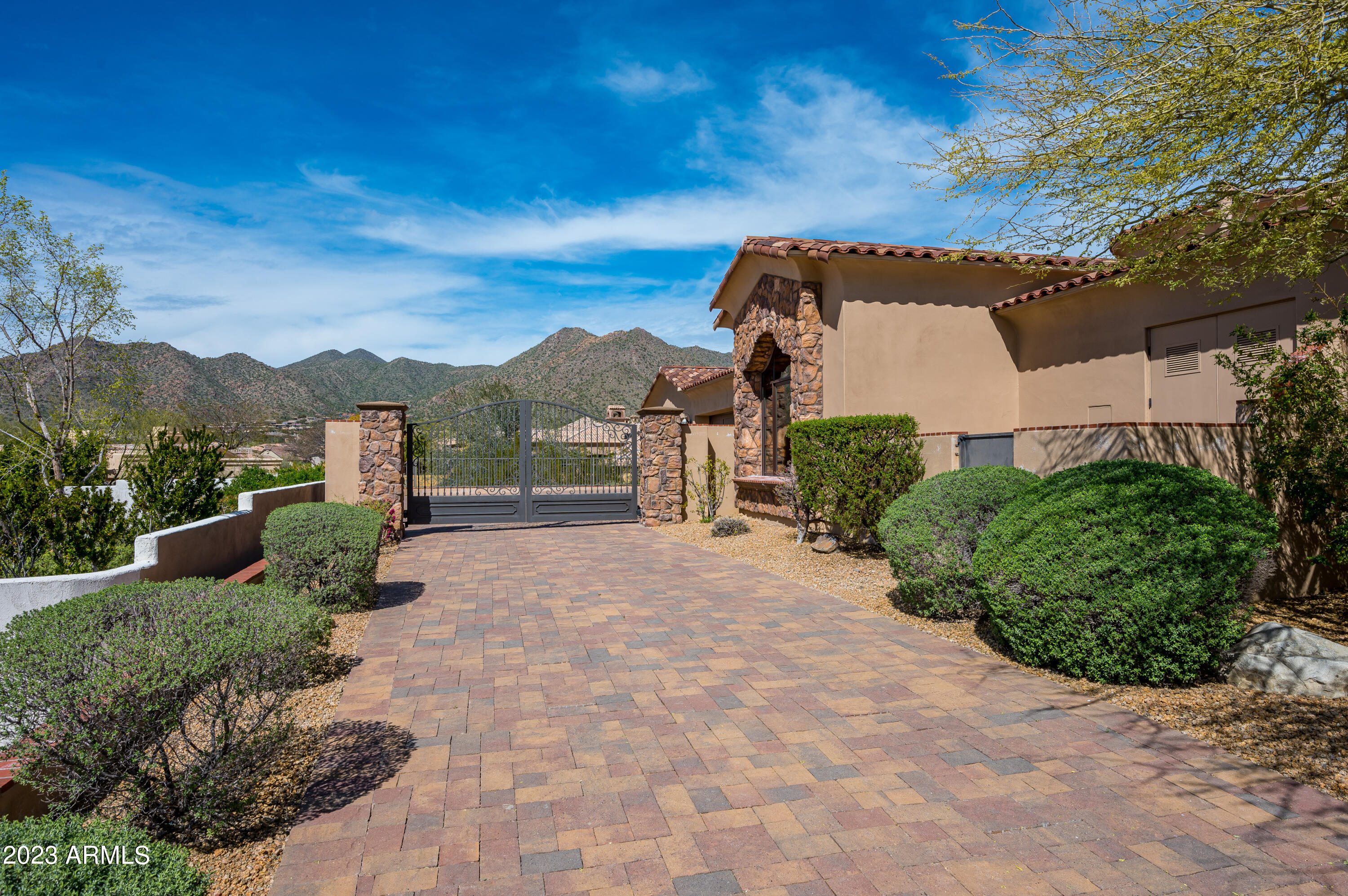 SIERRA HILLS - Residential