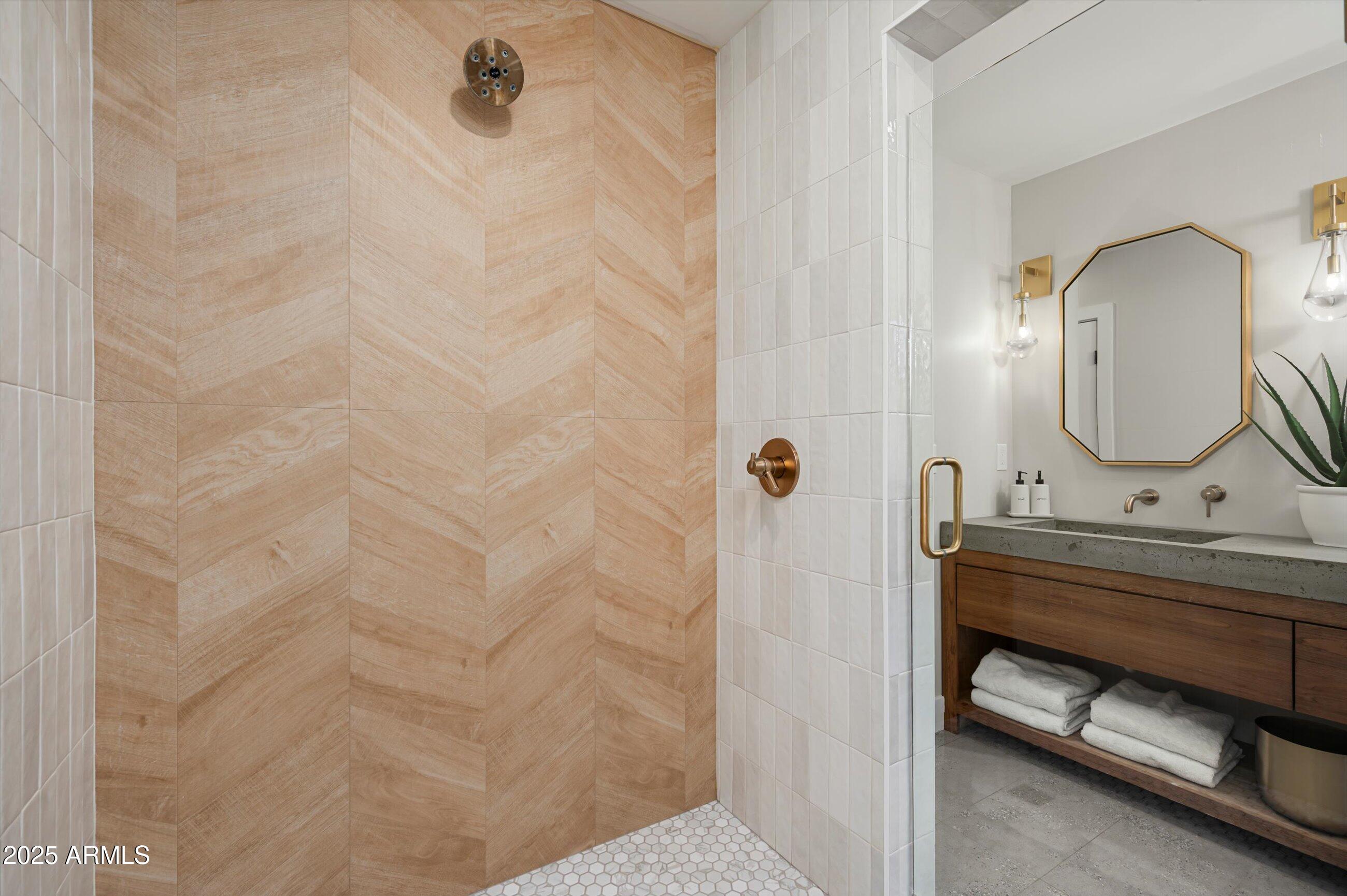 LA TIERRA ESTATES AMD - Residential