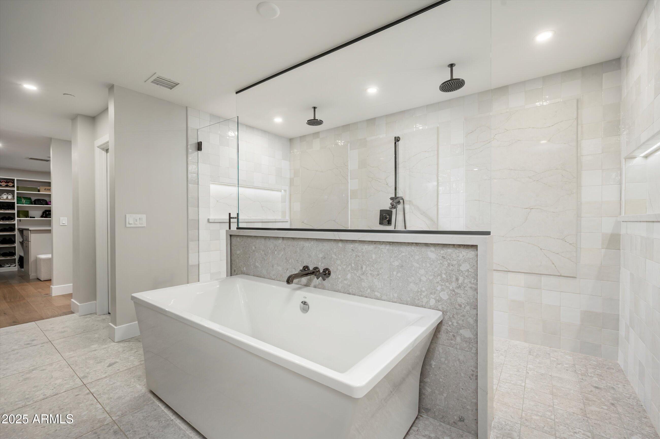 LA TIERRA ESTATES AMD - Residential