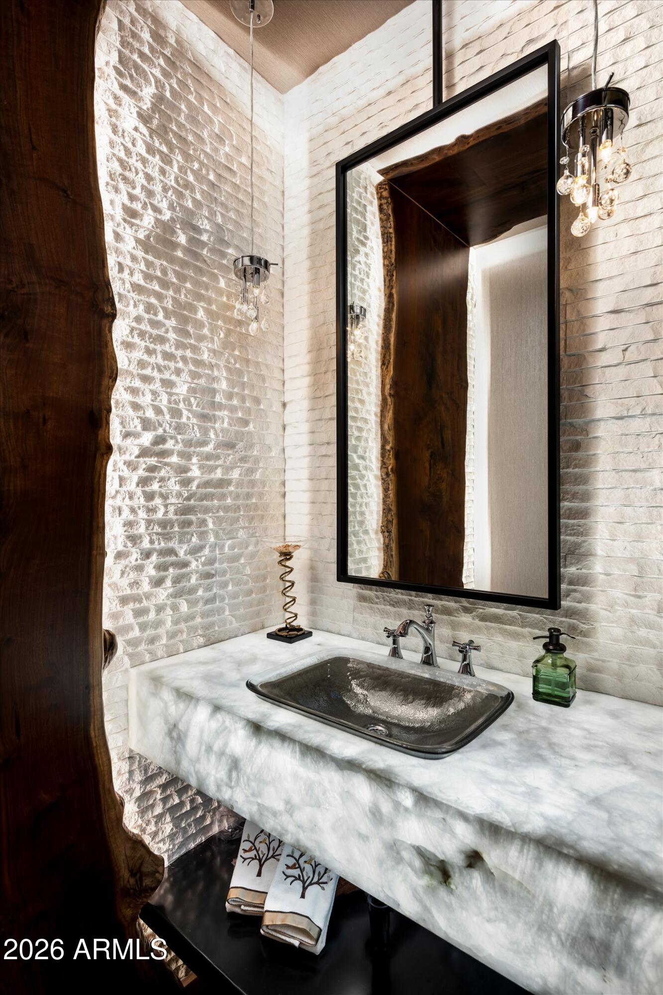 WHISPER ROCK - Residential