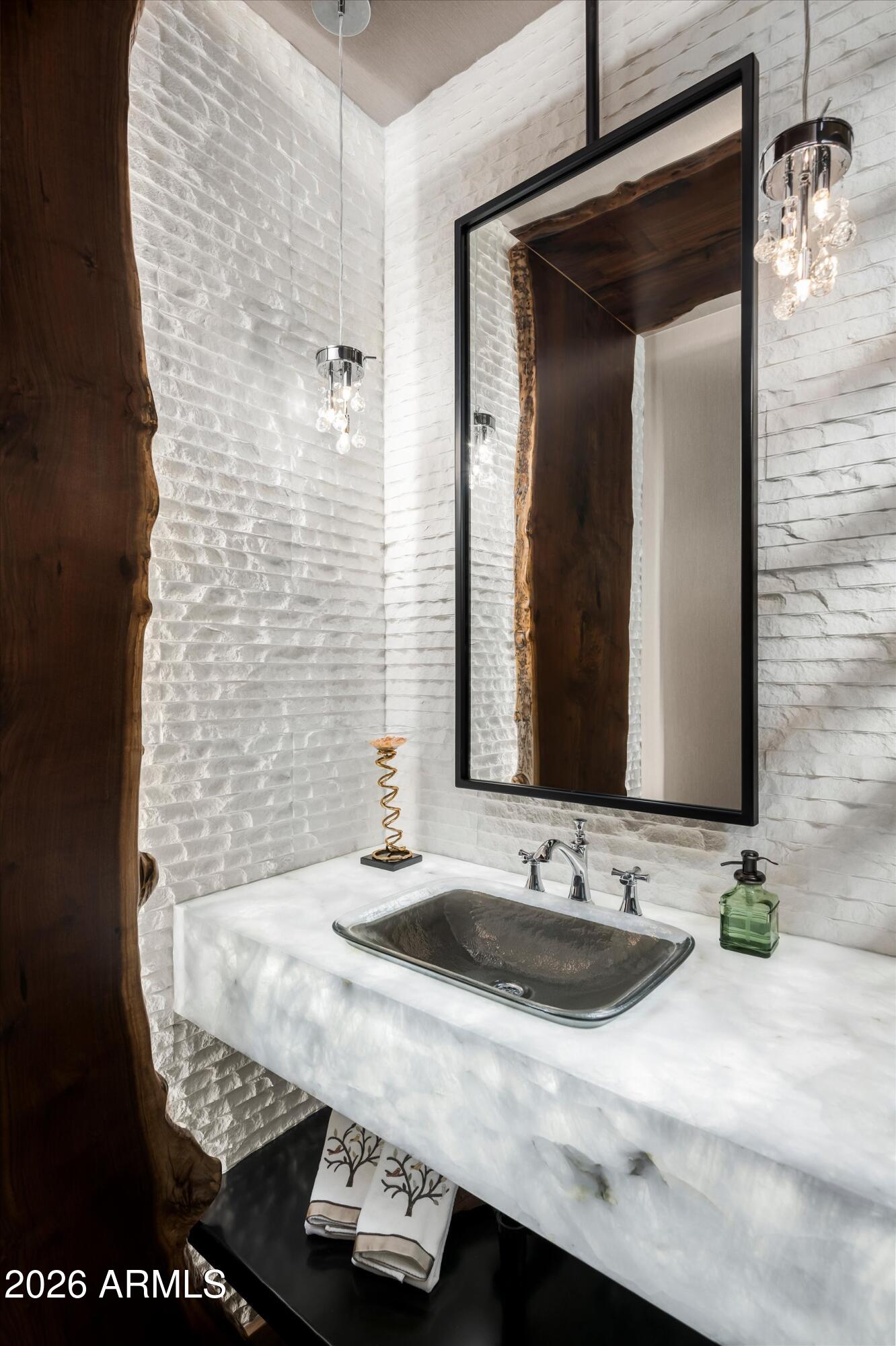 WHISPER ROCK - Residential