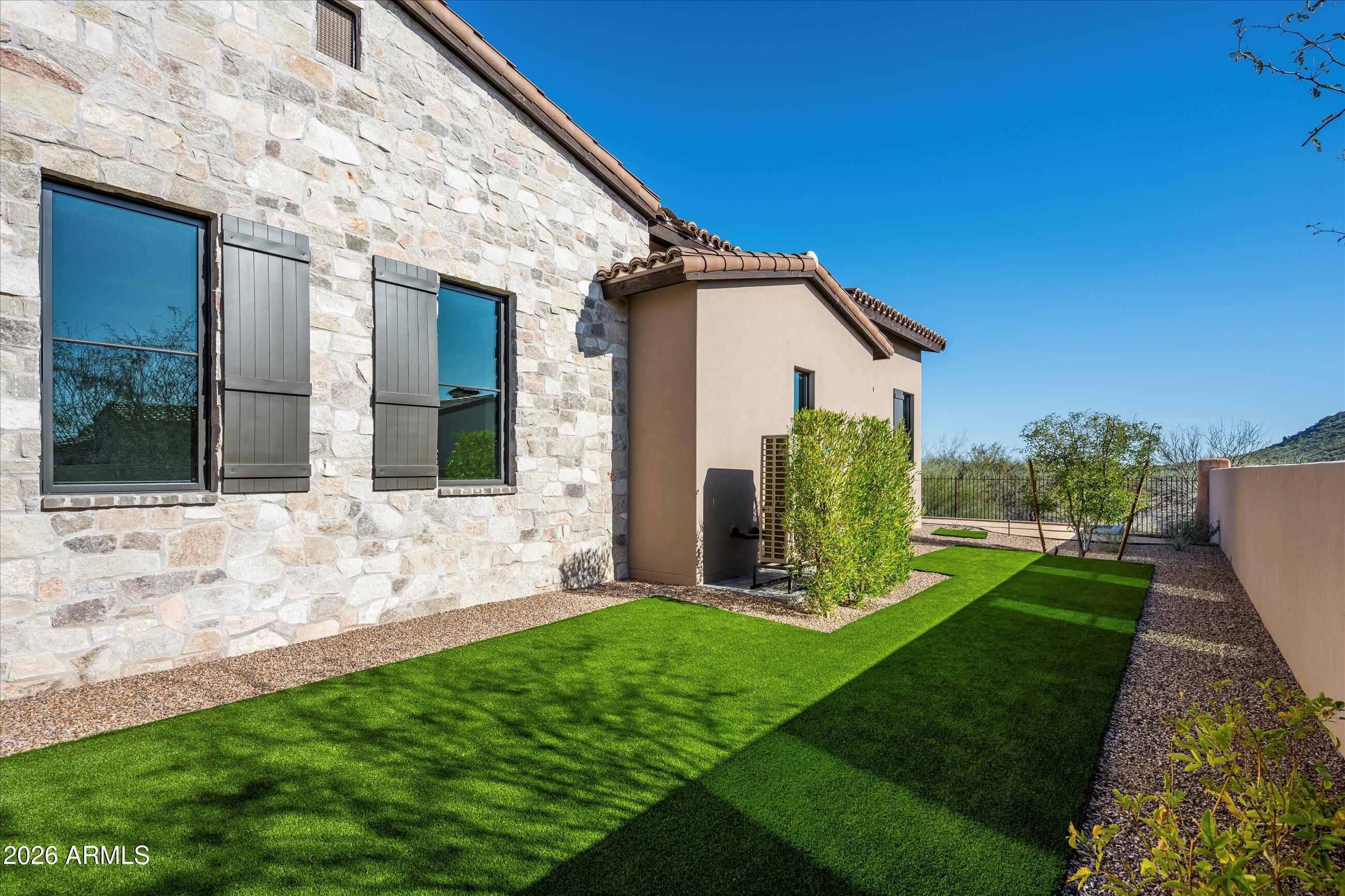 WHISPER ROCK - Residential