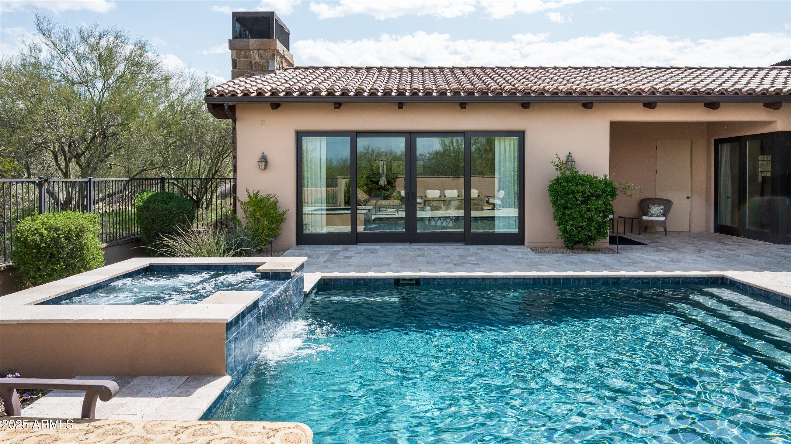 WHISPER ROCK - Residential