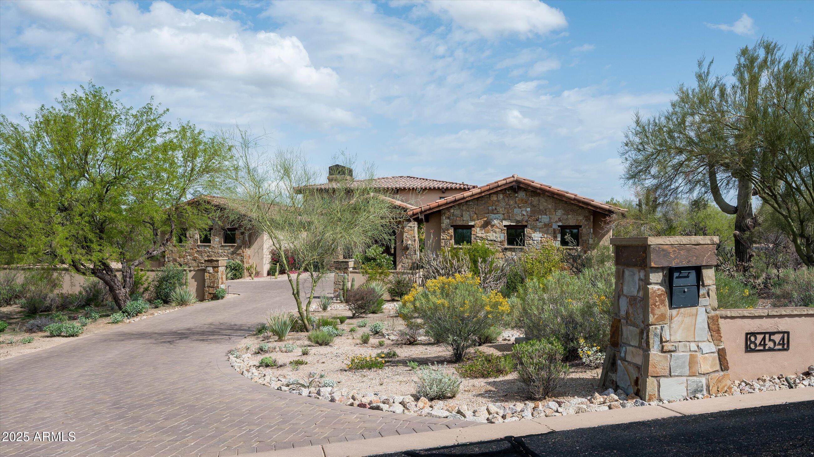 WHISPER ROCK - Residential