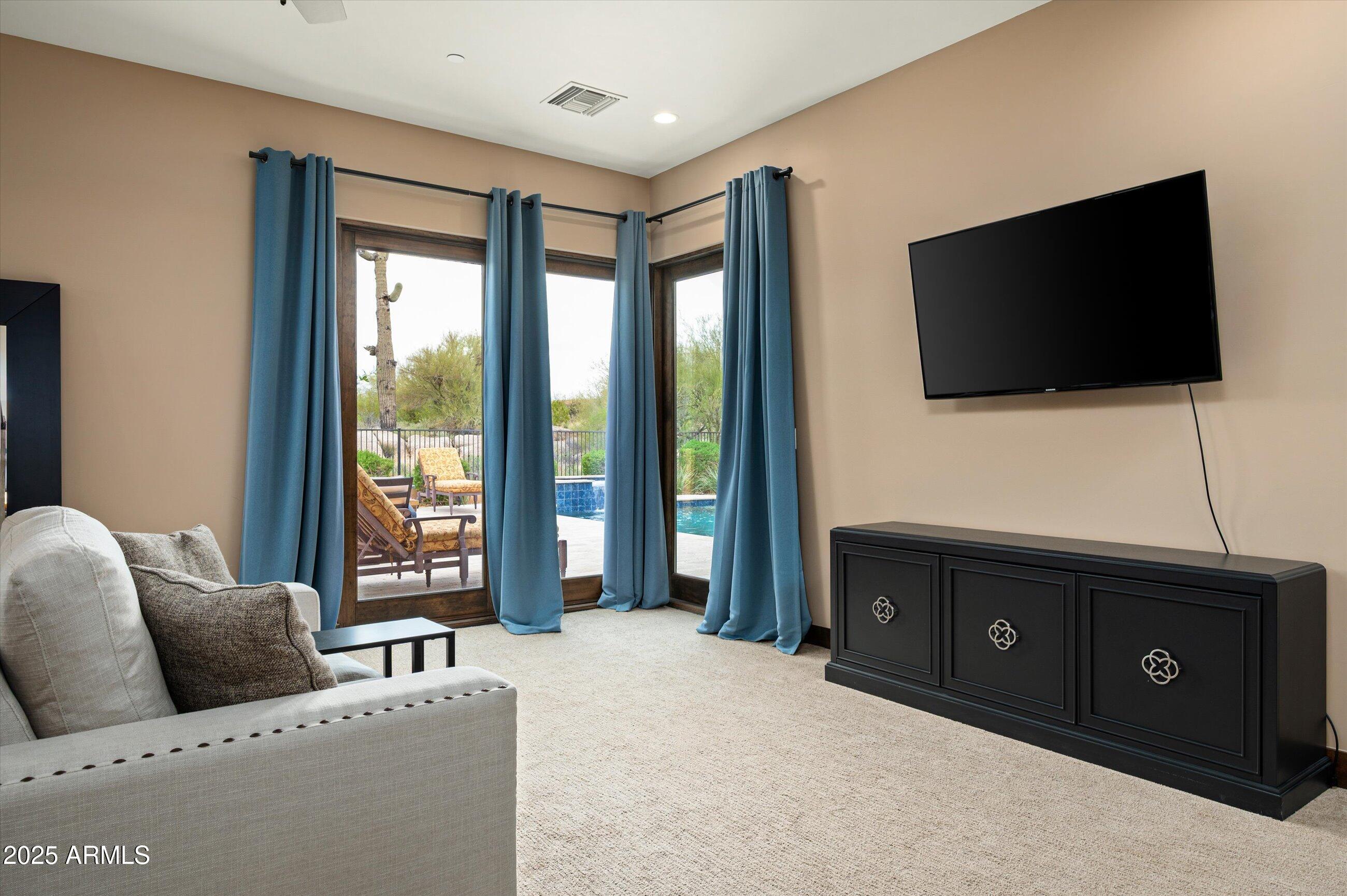 WHISPER ROCK - Residential
