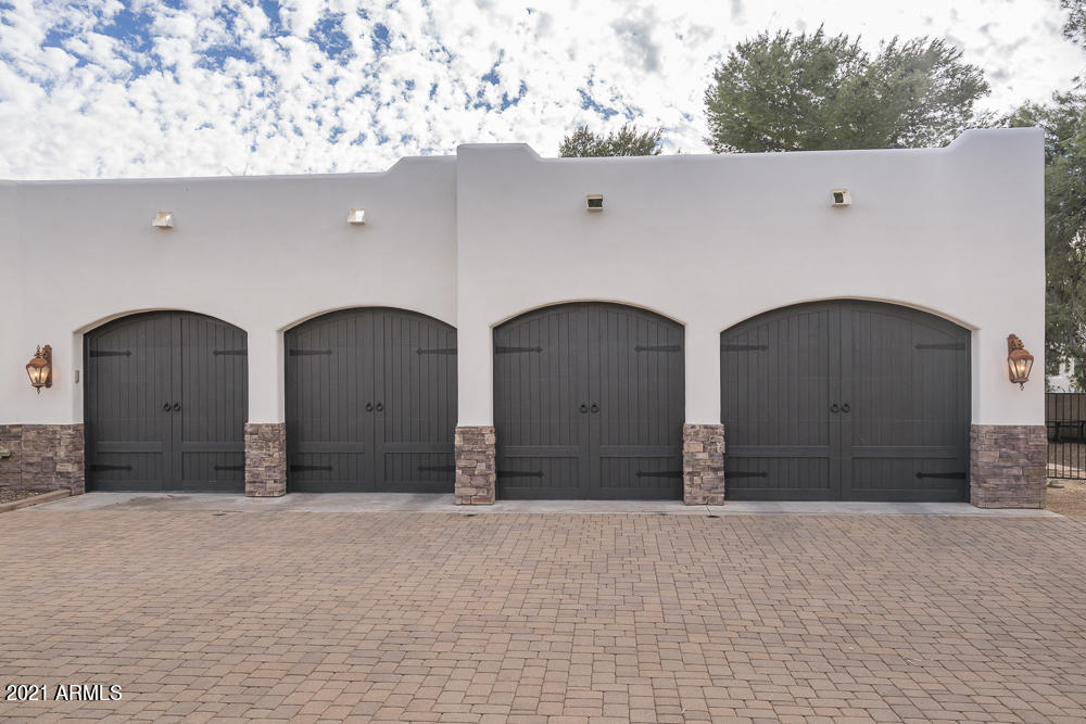 EQUESTRIAN ESTATE - Residential