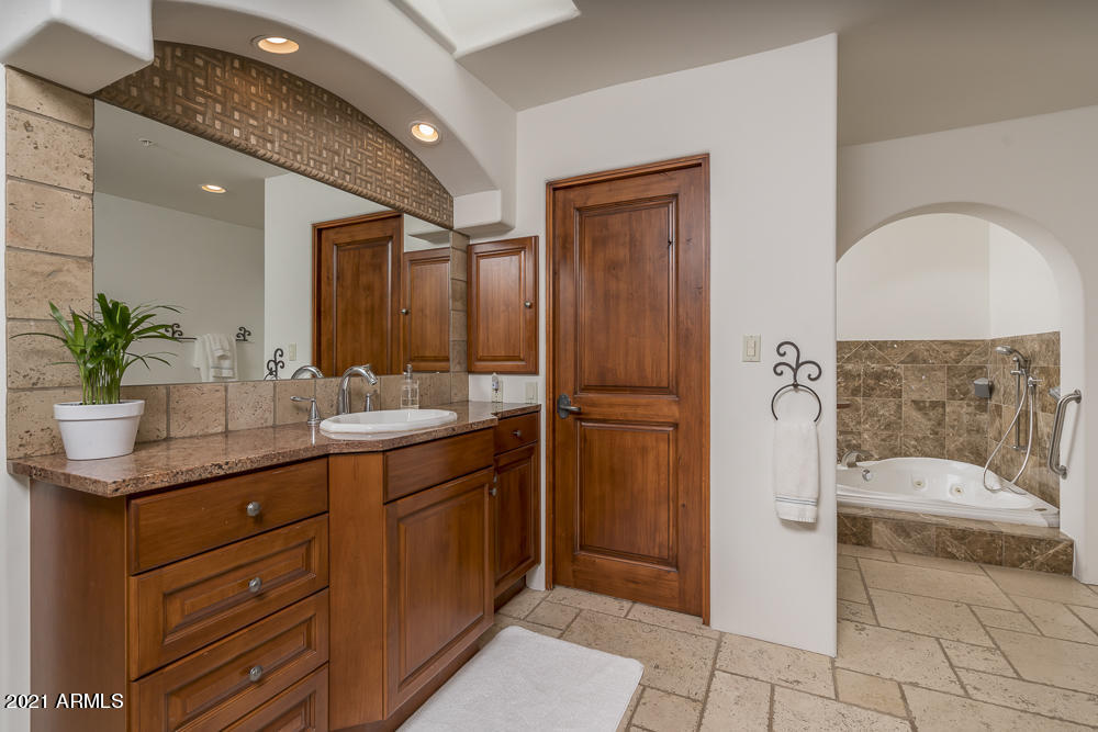 EQUESTRIAN ESTATE - Residential