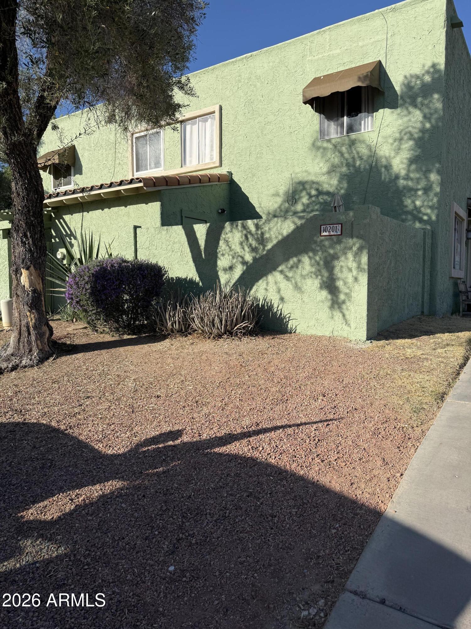 EXCELLENT LOCATION!  Near North Mountain Park and its hiking trails, Hilton Tapatio Cliffs Resort, and many great restaurants.  Enjoy mountain views, a community pool, and ramada seating with a built-in BBQ.  It's an open floor plan with two bedrooms and a full bath upstairs.  Downstairs has a family room, kitchen, 1/2-bath, and a breakfast nook.  Outside, you'll find large grassy areas that provide a very open feel!