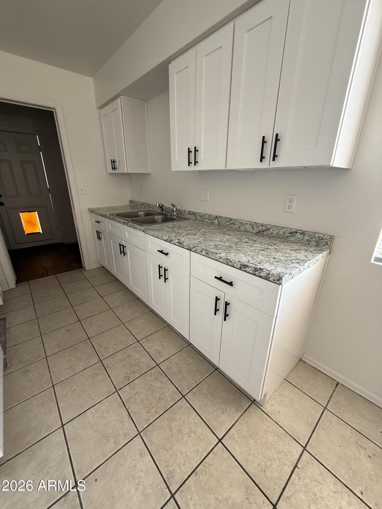 LINDSAY MANOR - Residential Lease