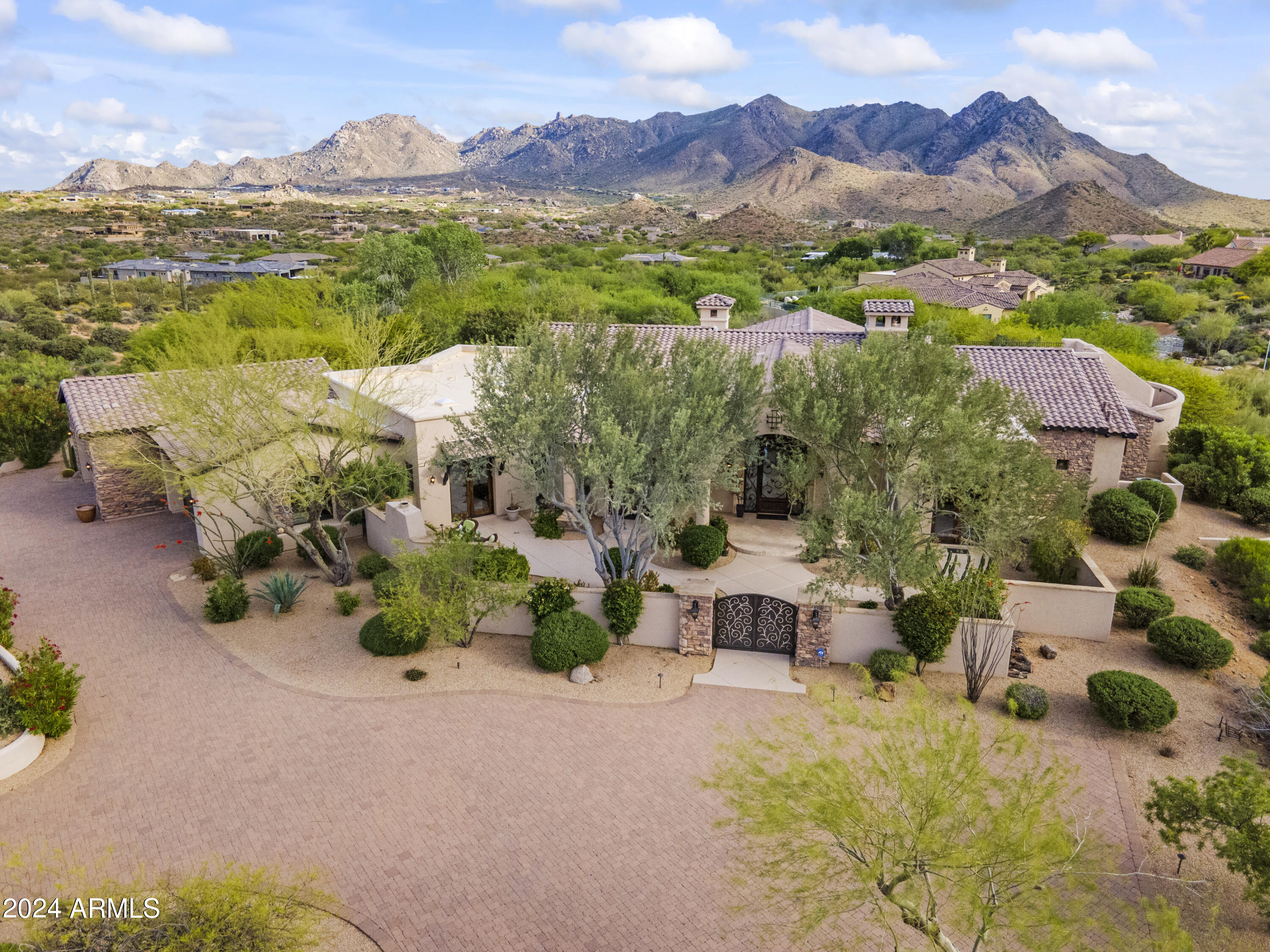 GOLDIE BROWN PINNACLE PEAK RANCH - Residential