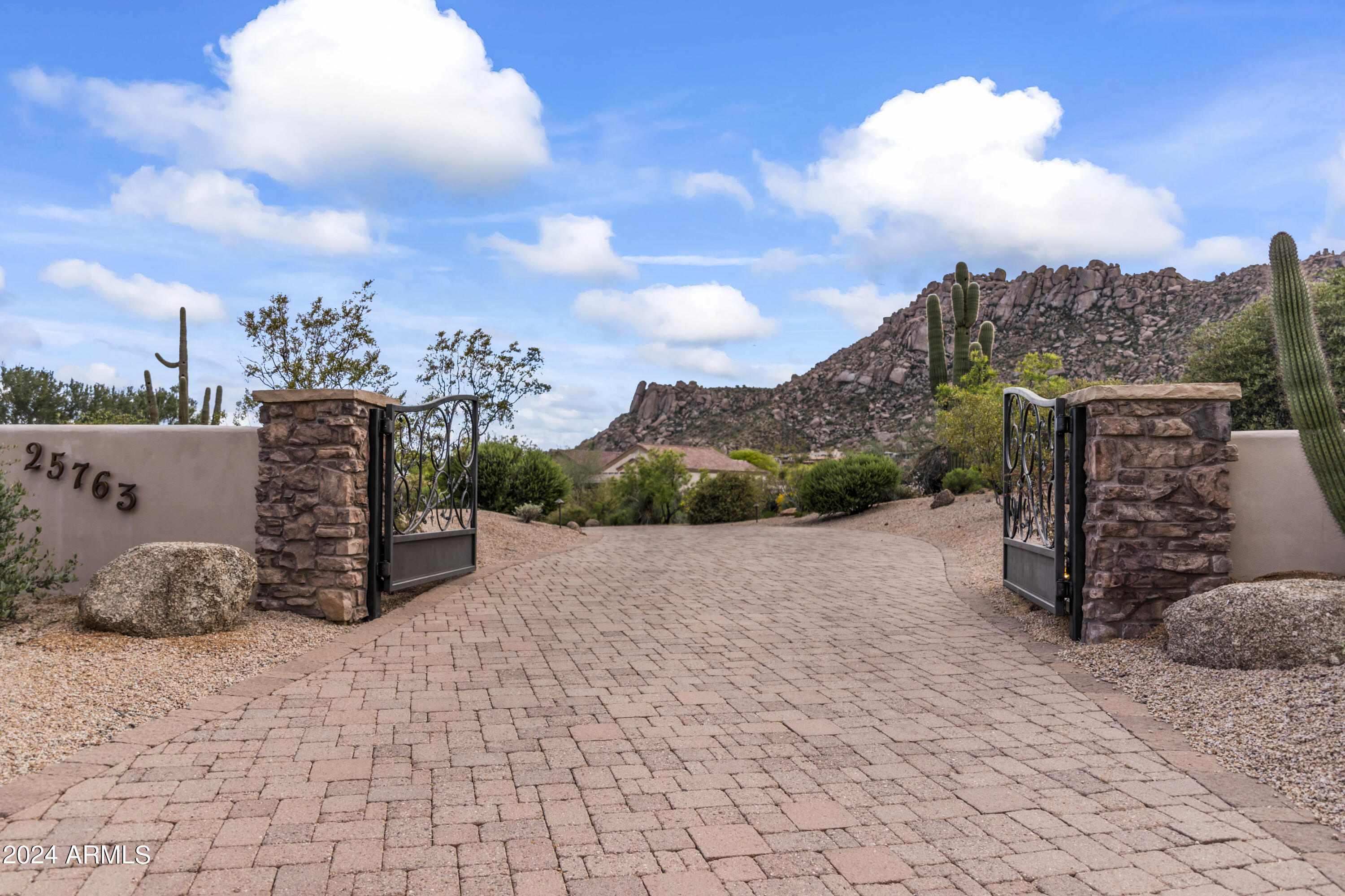 GOLDIE BROWN PINNACLE PEAK RANCH - Residential