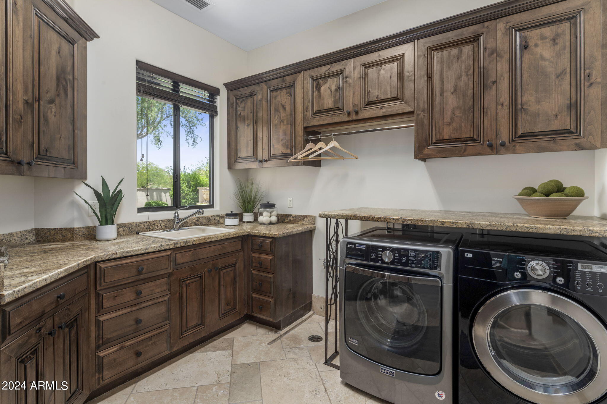 GOLDIE BROWN PINNACLE PEAK RANCH - Residential