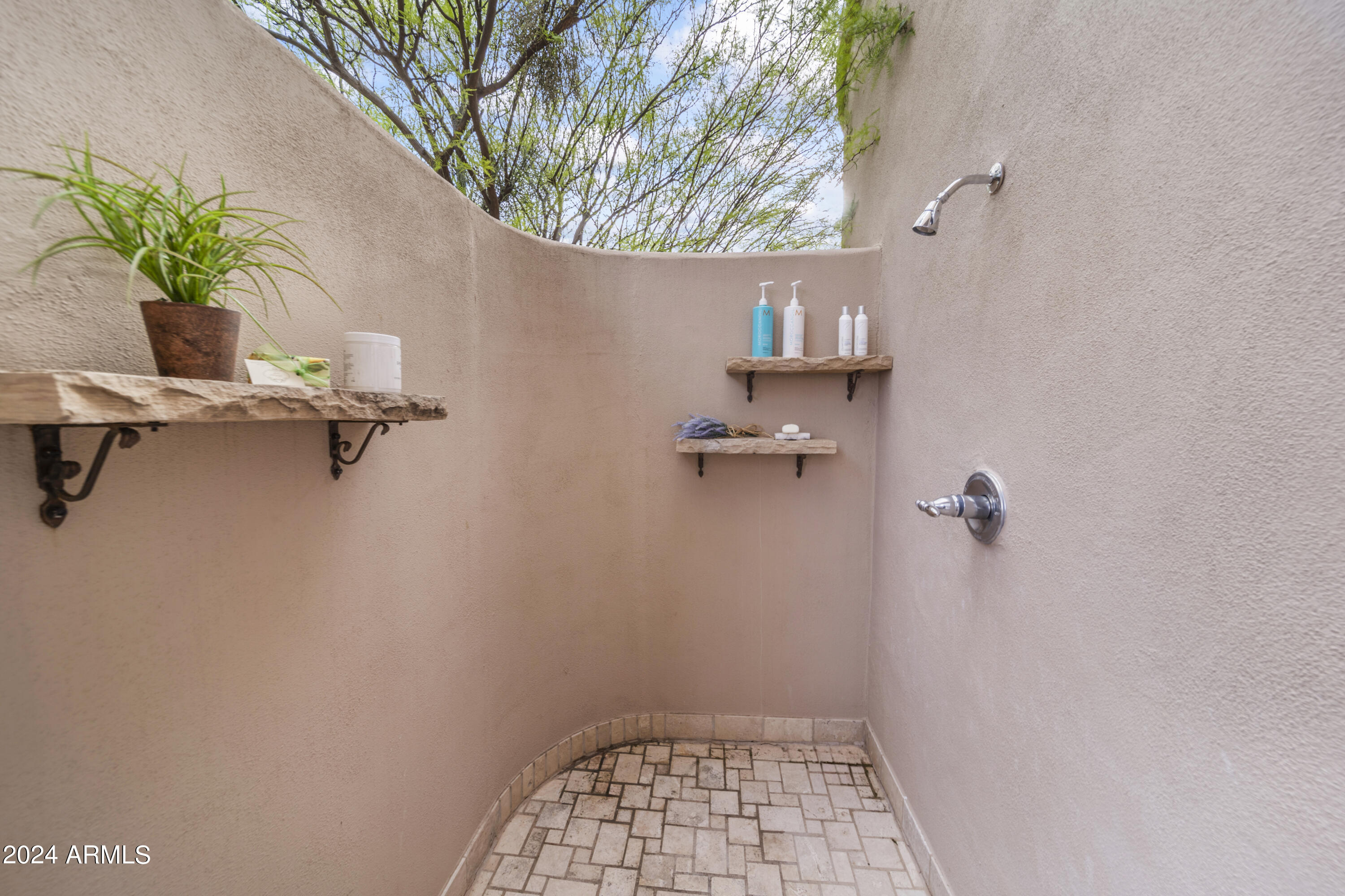 GOLDIE BROWN PINNACLE PEAK RANCH - Residential
