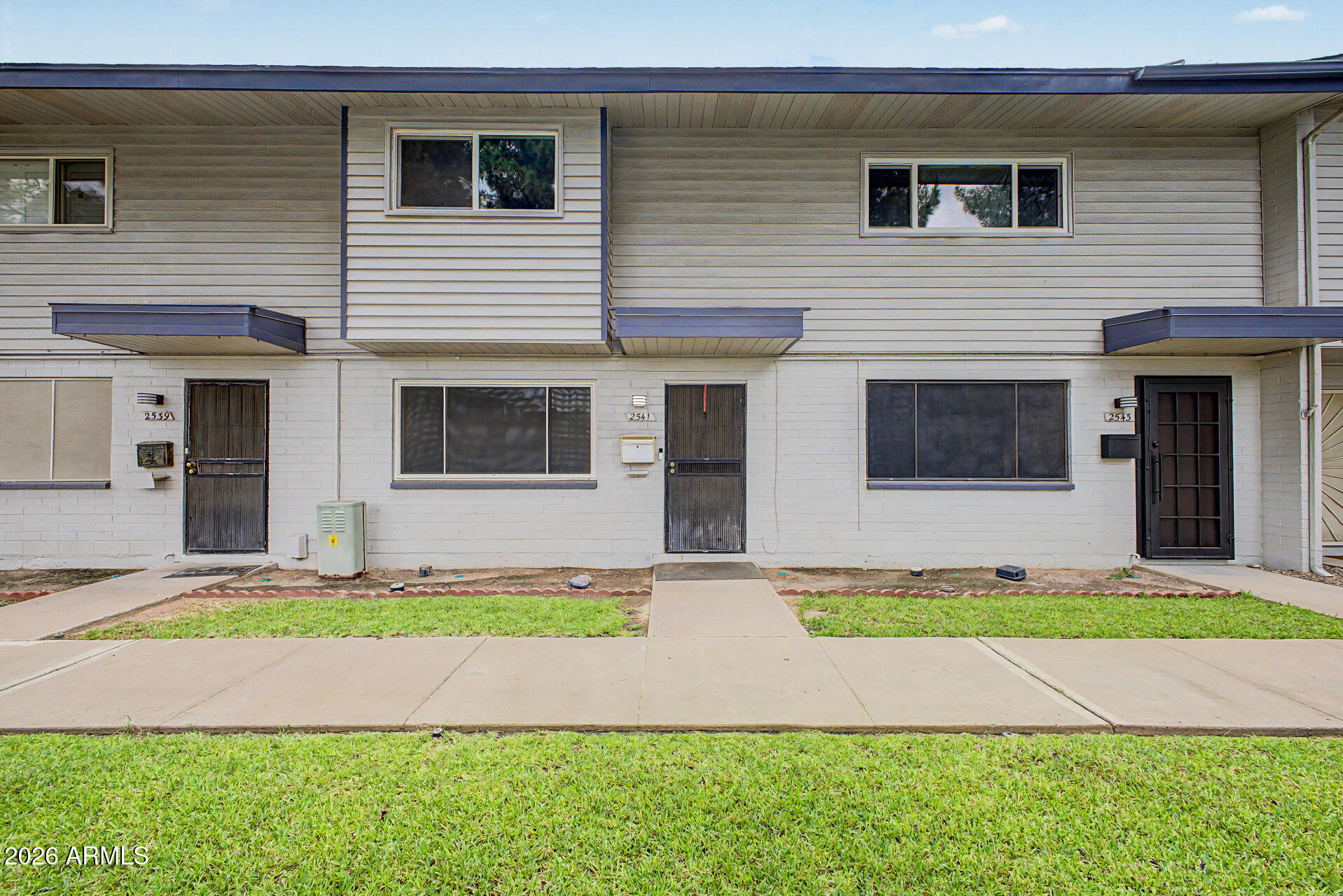 Seize the chance to own this charming 3-bedroom, 2-bath unit in Bethany Crest! Inside, you'll find an inviting living room with a soothing palette, blinds, and stylish wood-look flooring. The eat-in kitchen comes with flat-panel wood cabinets, and essential built-in appliances for a seamless cooking experience. The main bedroom includes a sitting nook and a convenient walk-in closet. Unwind in the backyard, which offers a storage shed and an open patio for dining al fresco or refreshing drinks. The Community boasts lush green spaces, a refreshing pool, and a convenient location close to bus stops, restaurants, and shopping options. Don't miss out on this fantastic opportunity!