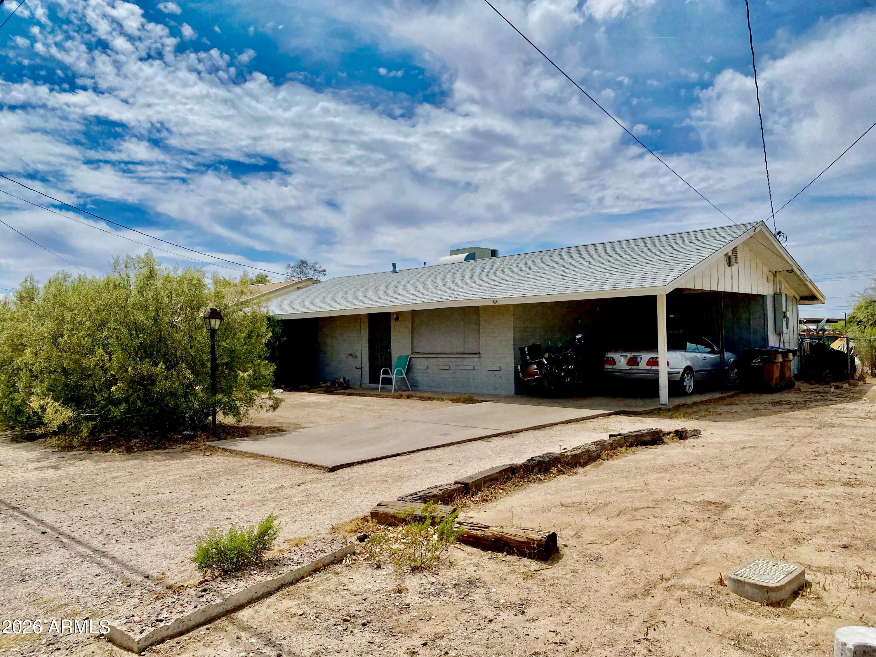 Charming 2 bedroom, 1 bath home in the heart of Florence.  Located walking distance to schools and shopping and downtown entertainment.  Don't miss this opportunity to be a homeowner in a great community!!!
Large, fenced back yard, and carport, front street and back alley on East and West lines.