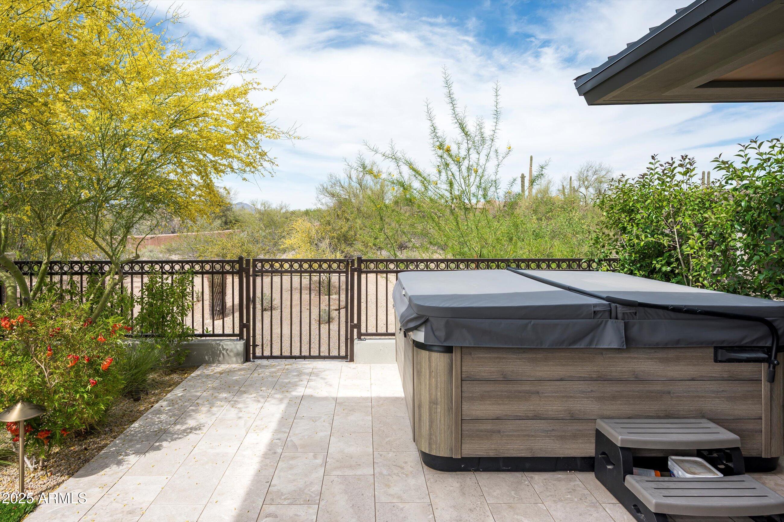WHISPER ROCK - Residential