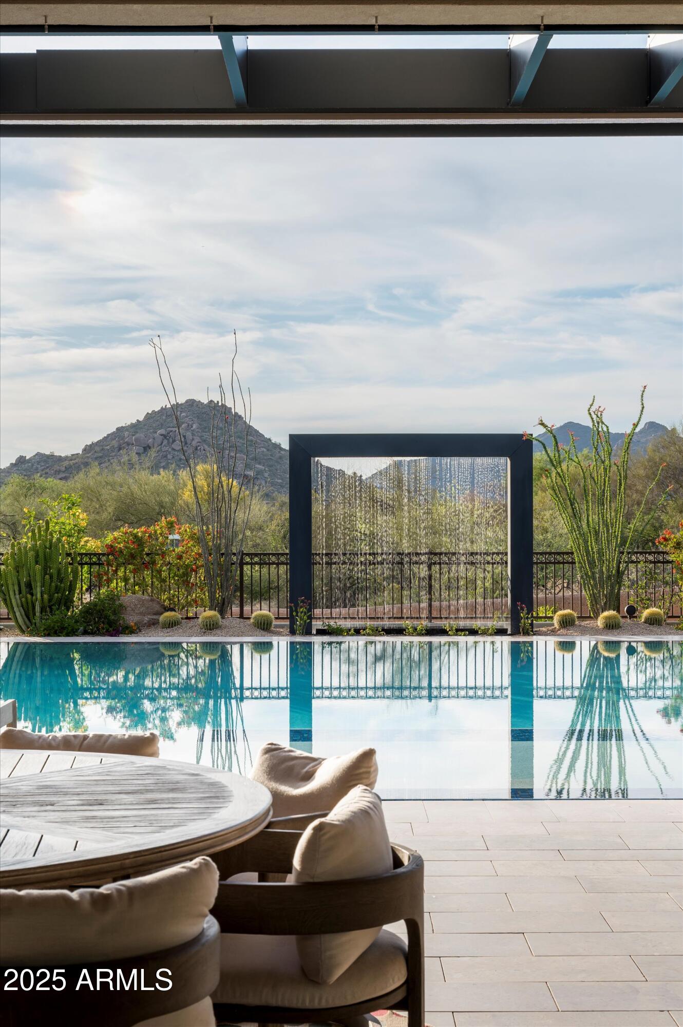 WHISPER ROCK - Residential