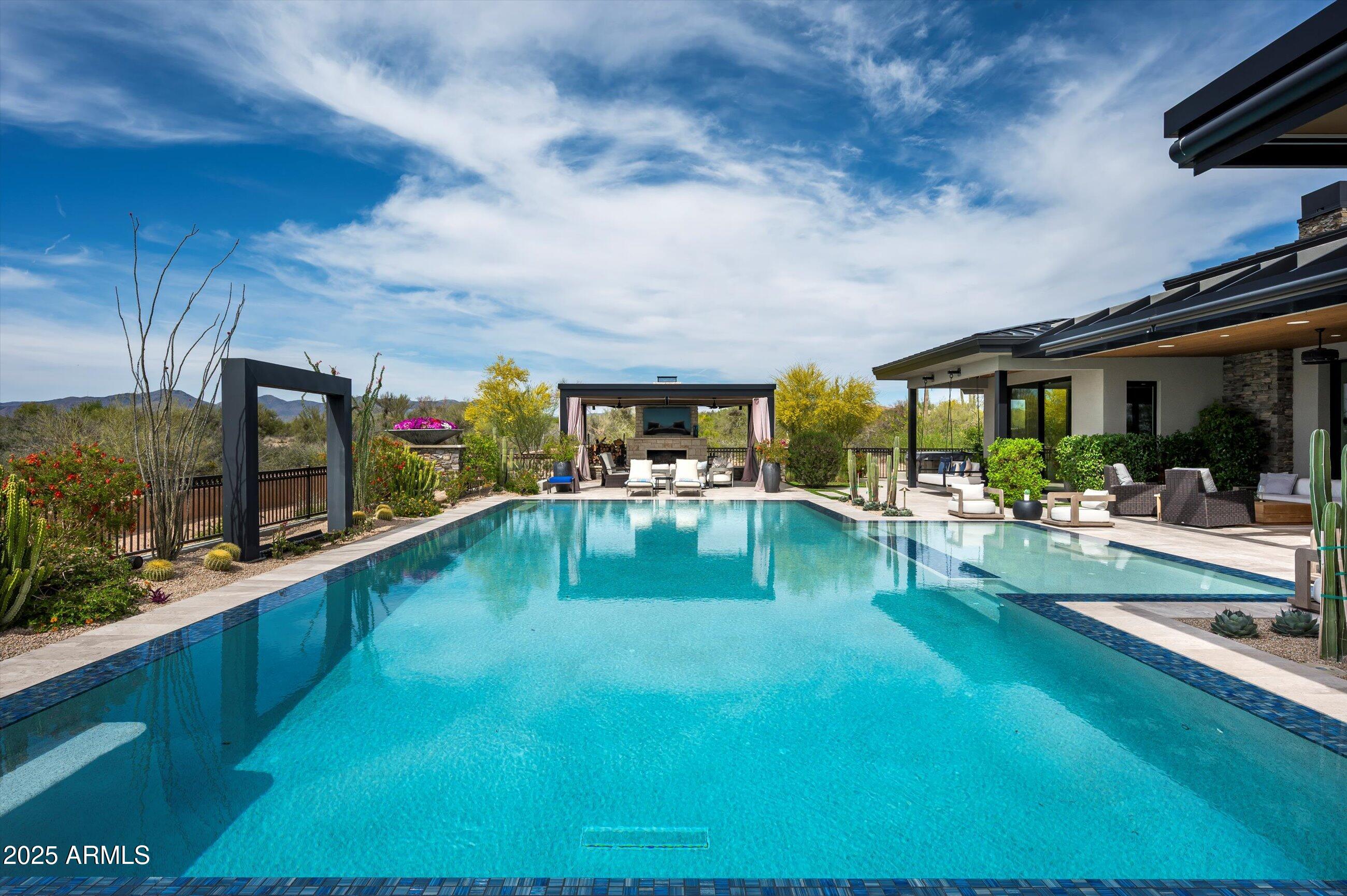 WHISPER ROCK - Residential